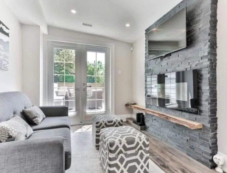 919 Queen Street W