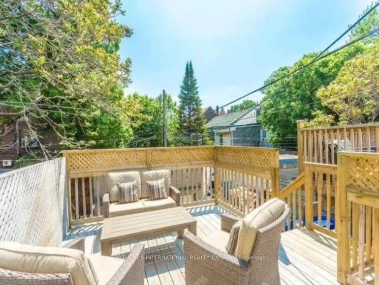 919 Queen Street W