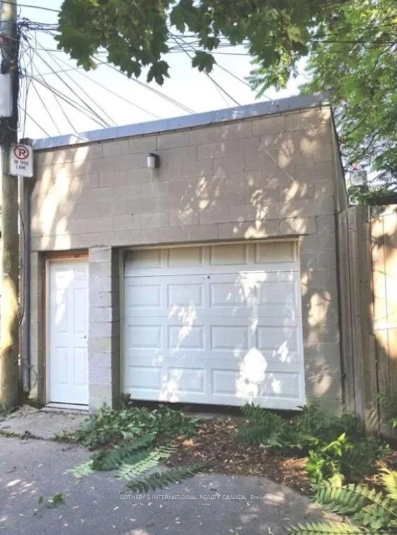 919 Queen Street W
