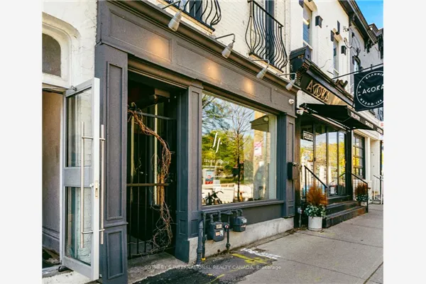 919 Queen Street W