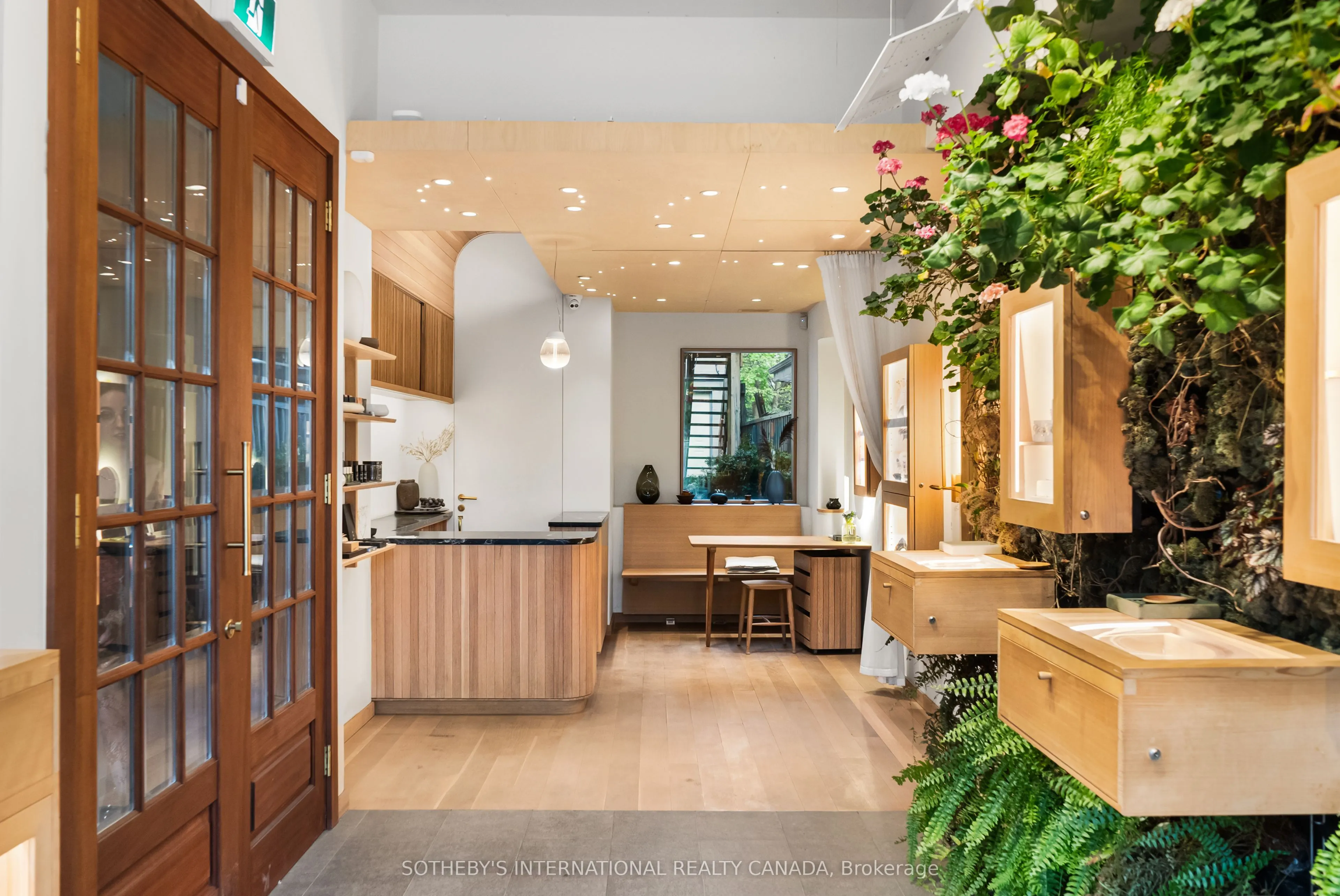919 Queen Street W