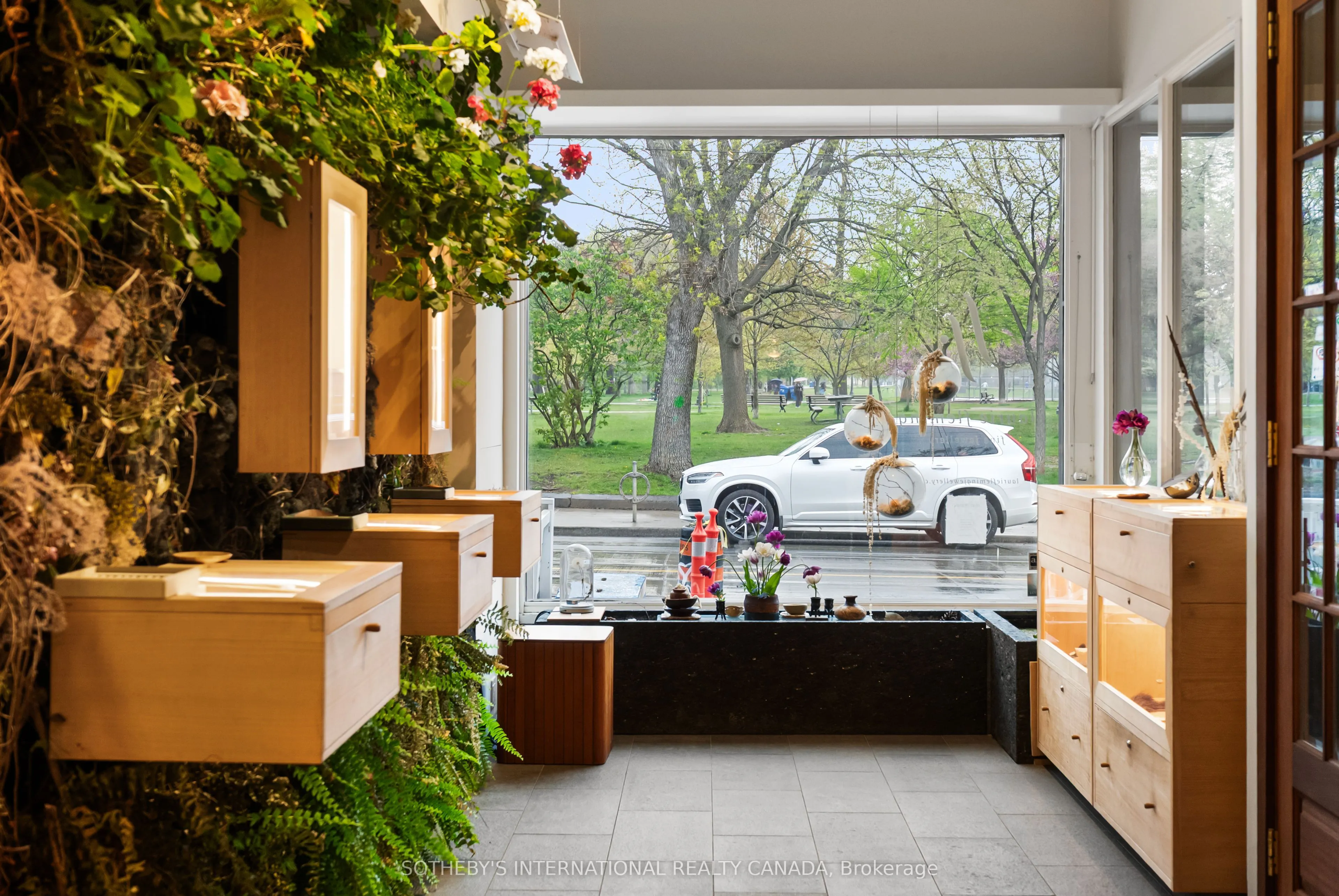 919 Queen Street W