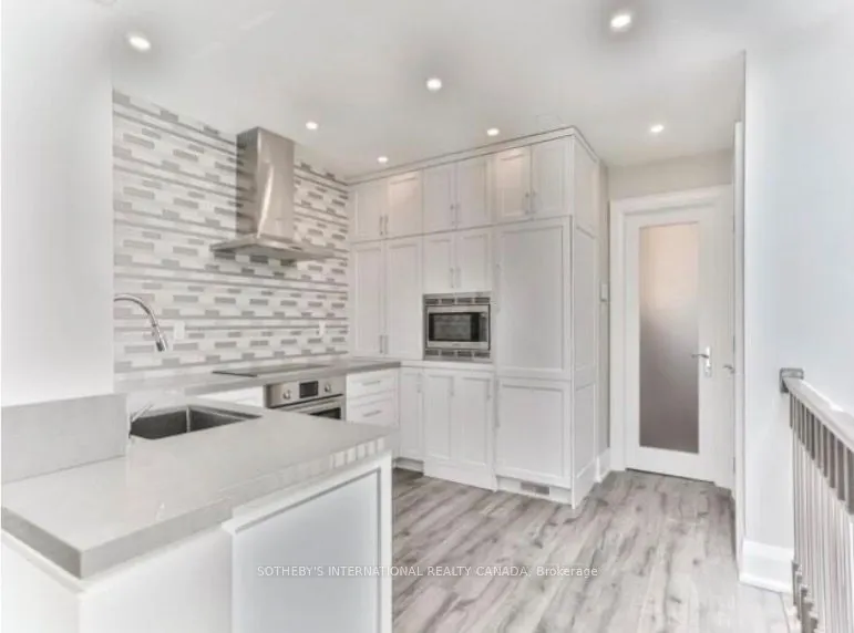 919 Queen Street W