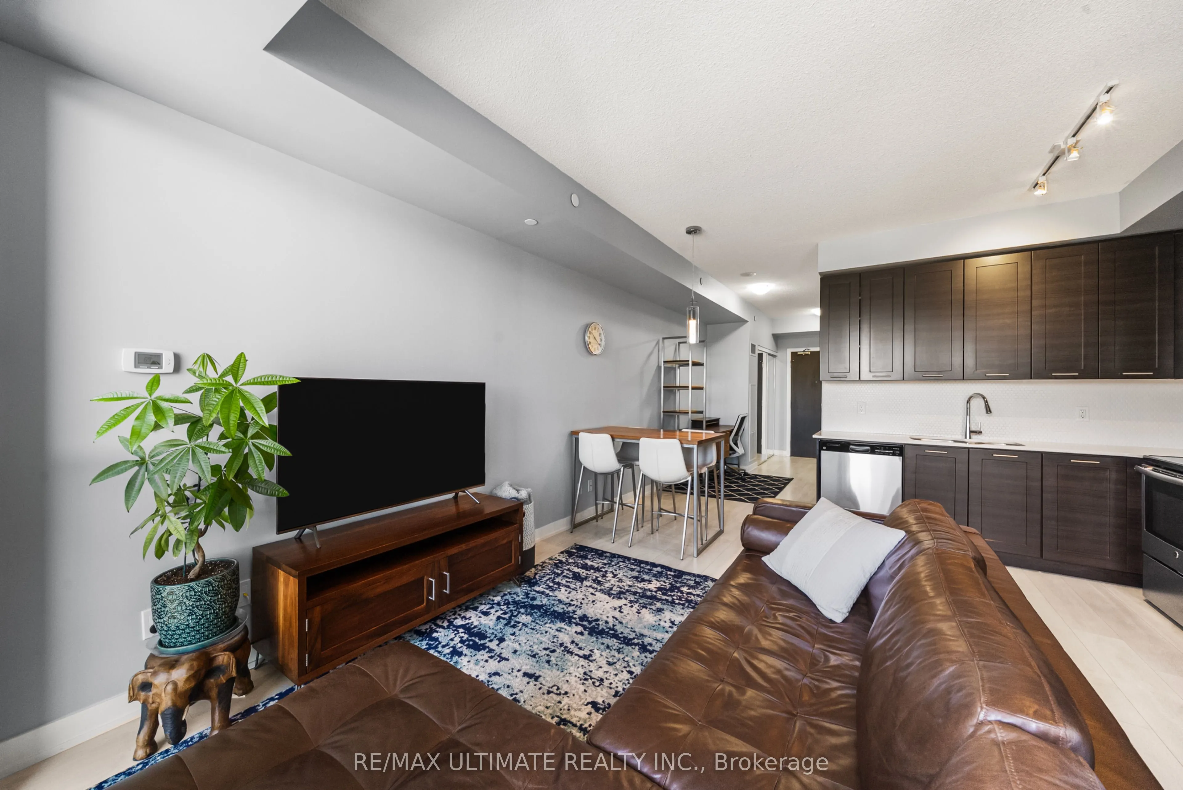 50 Bruyeres Mews #1001