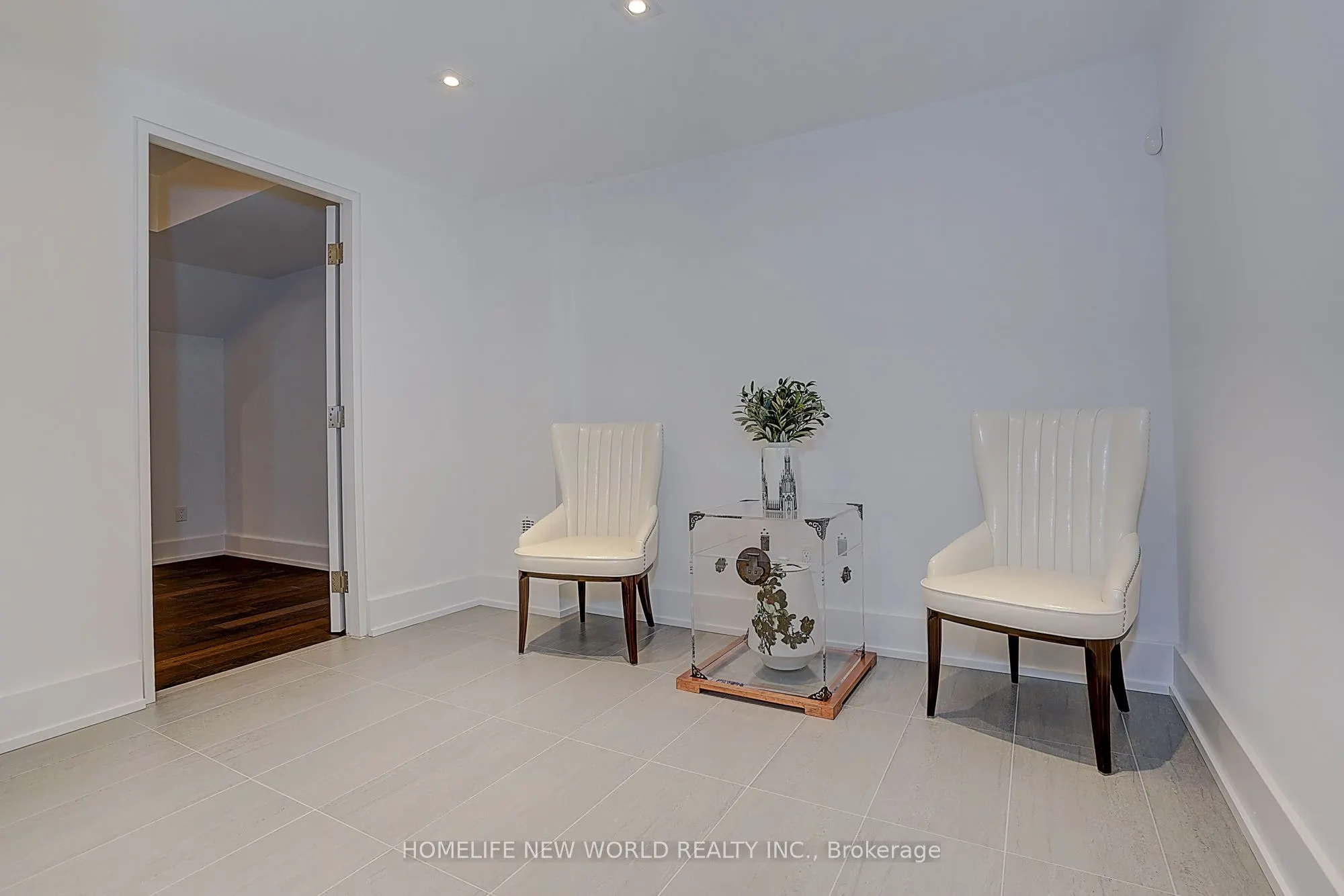 7 Valliere Place W