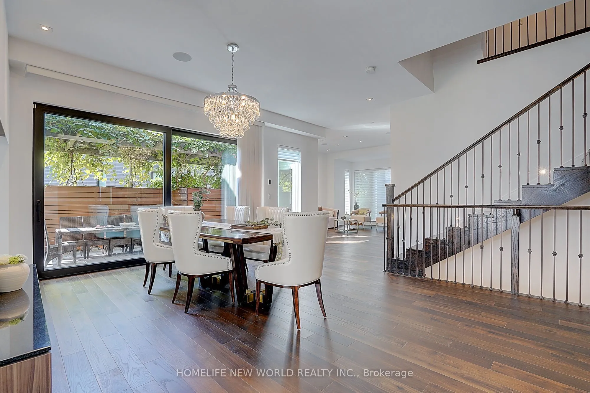 7 Valliere Place W