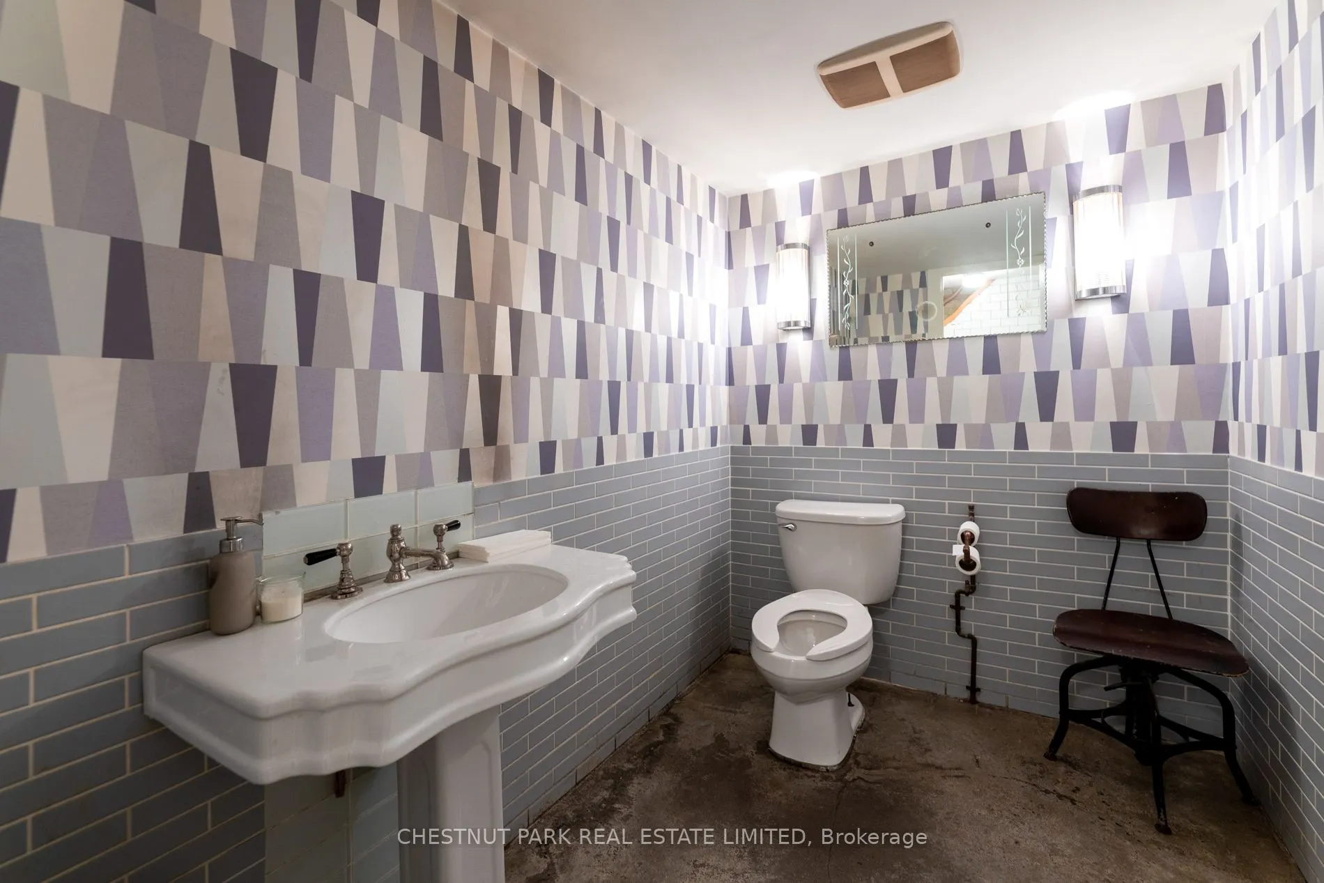 923 Dundas Street W
