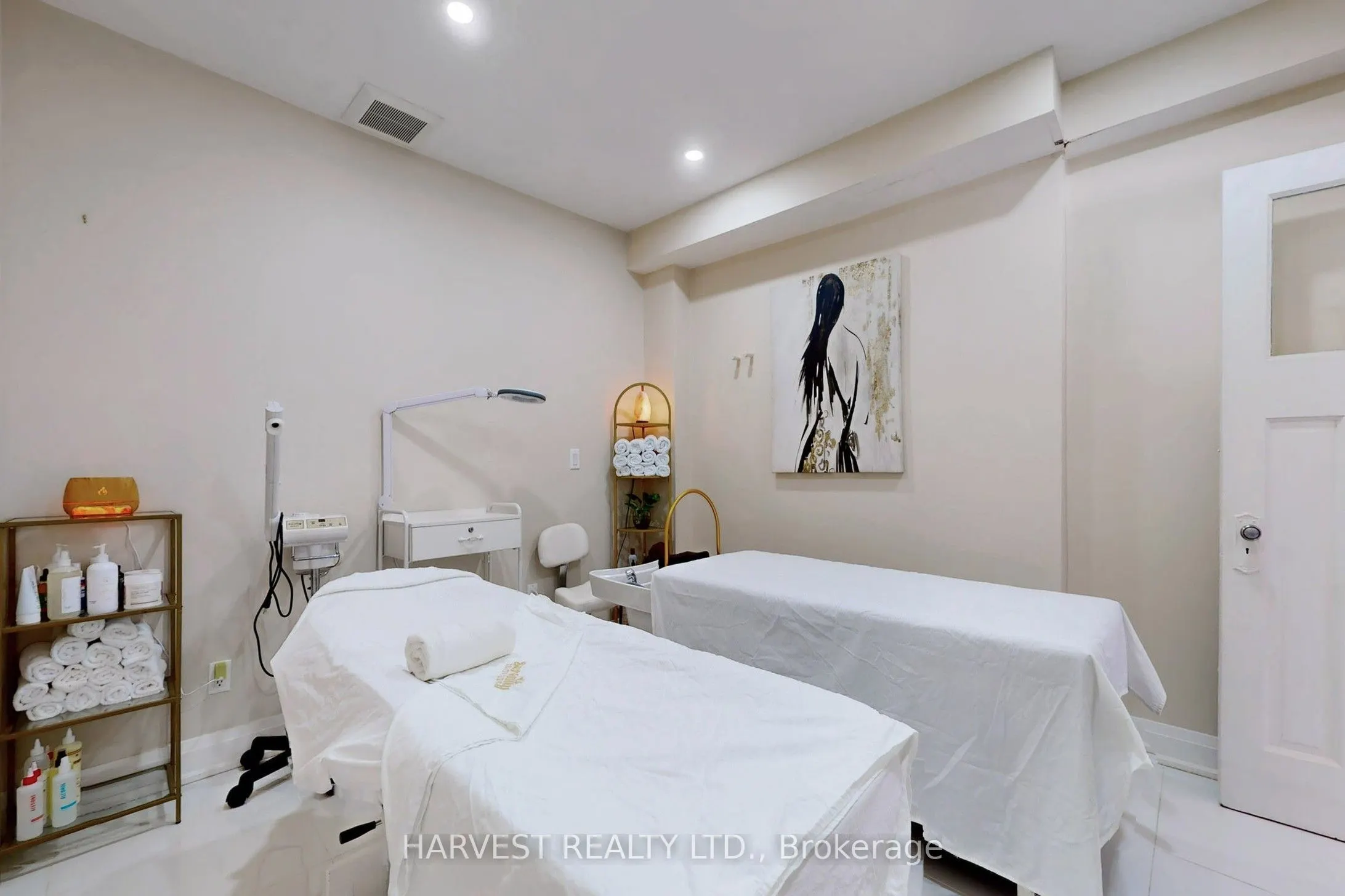 728 St Clair Avenue W #2nd floor