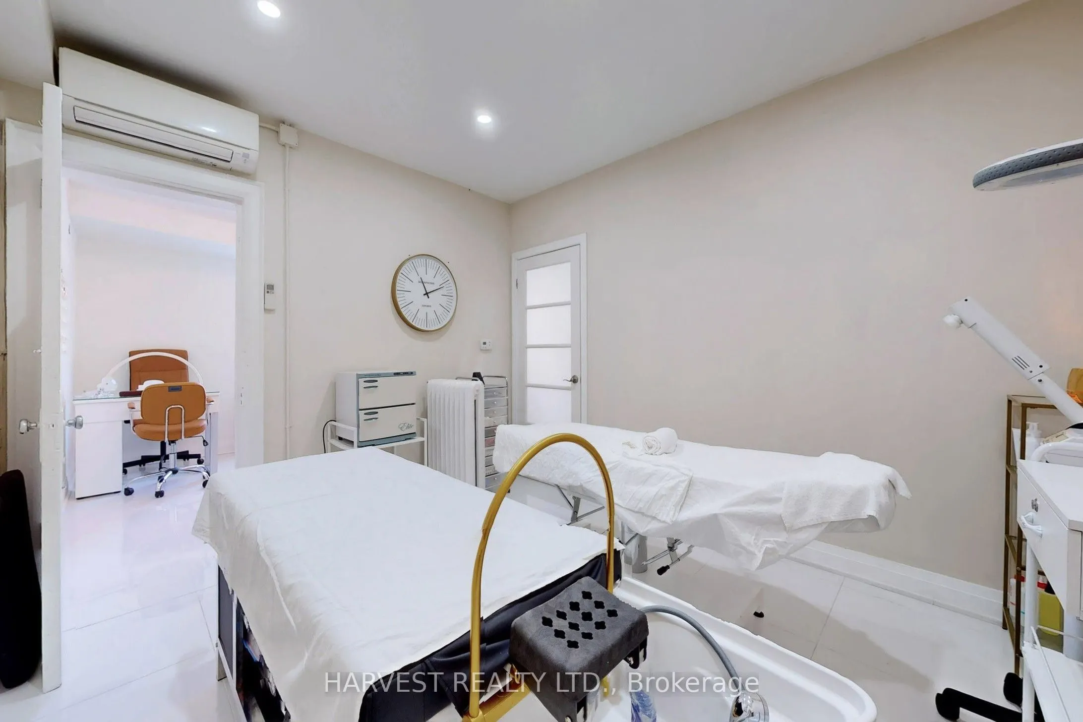 728 St Clair Avenue W #2nd floor