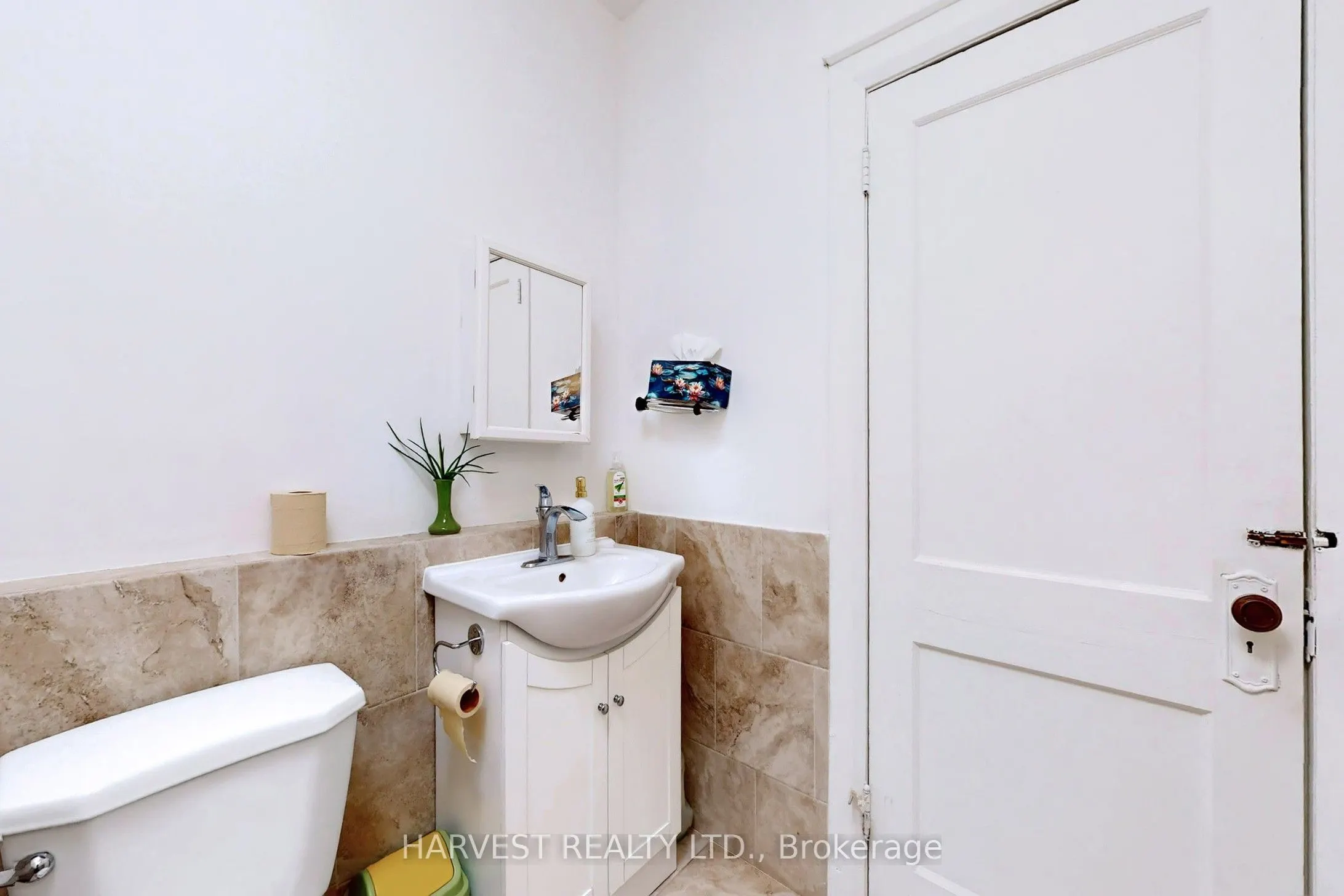 728 St Clair Avenue W #2nd floor