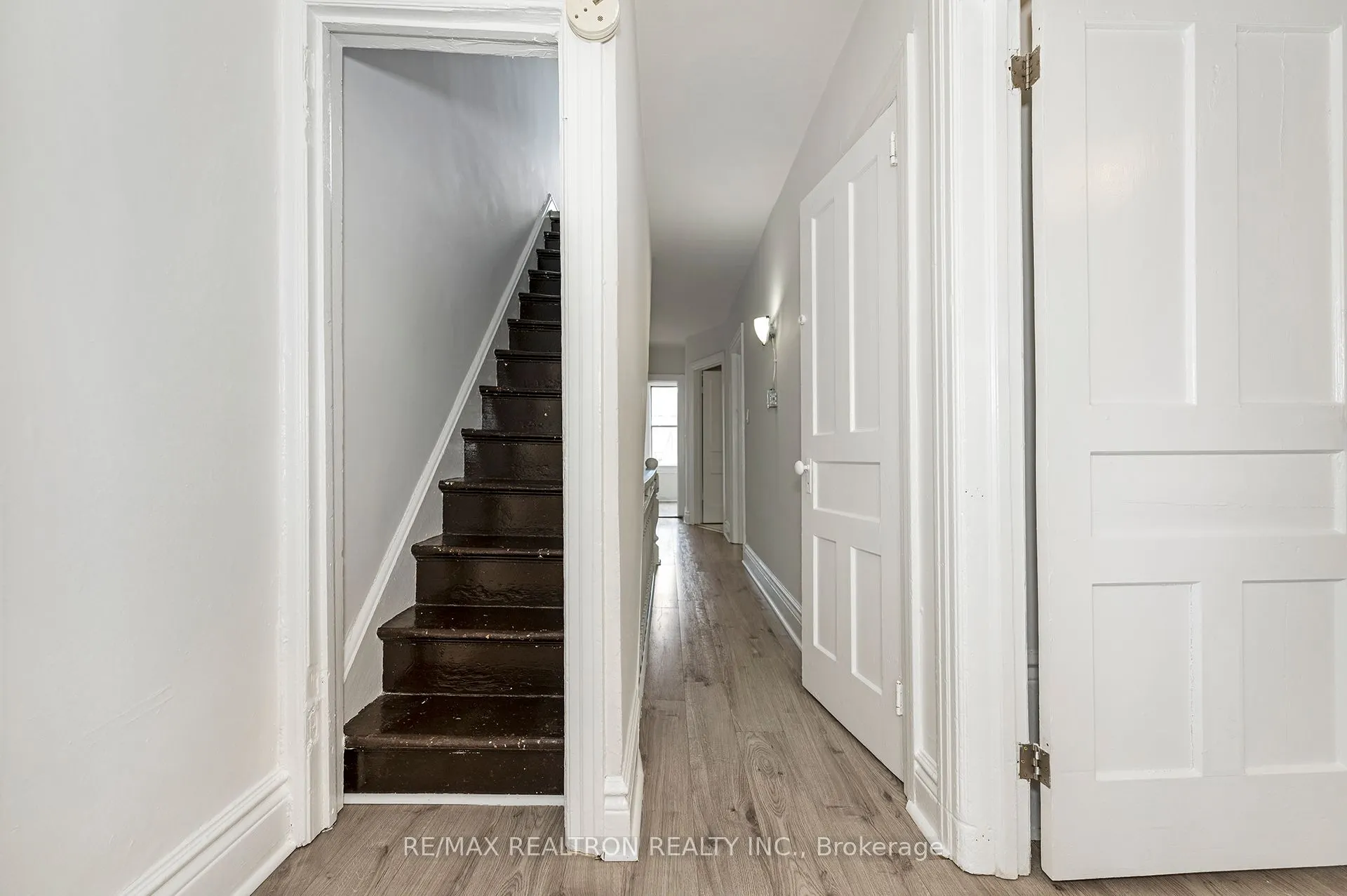 1000 Dundas Street W
