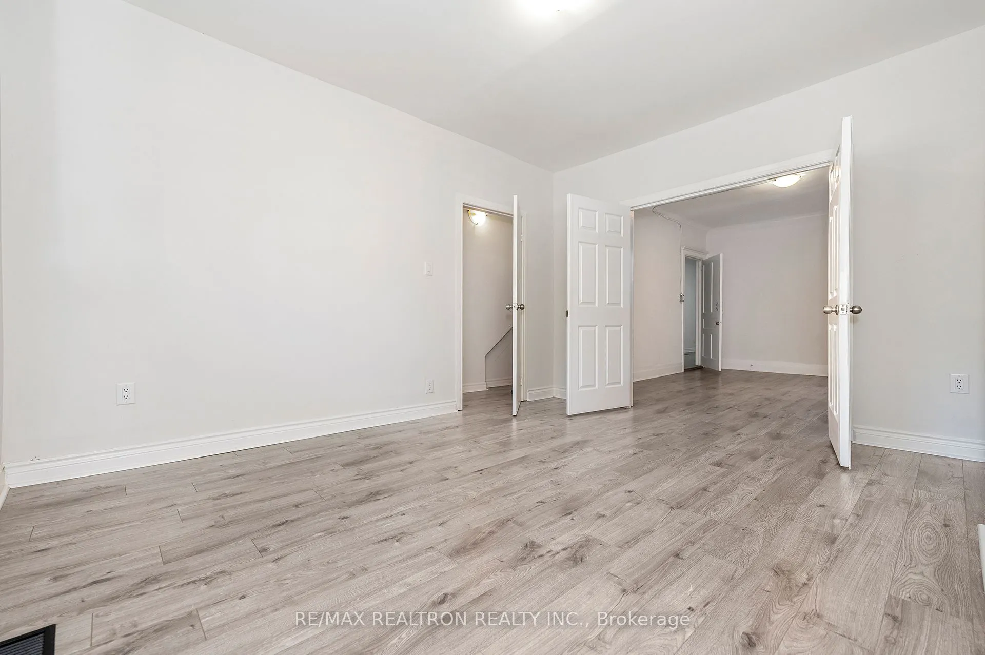 1000 Dundas Street W