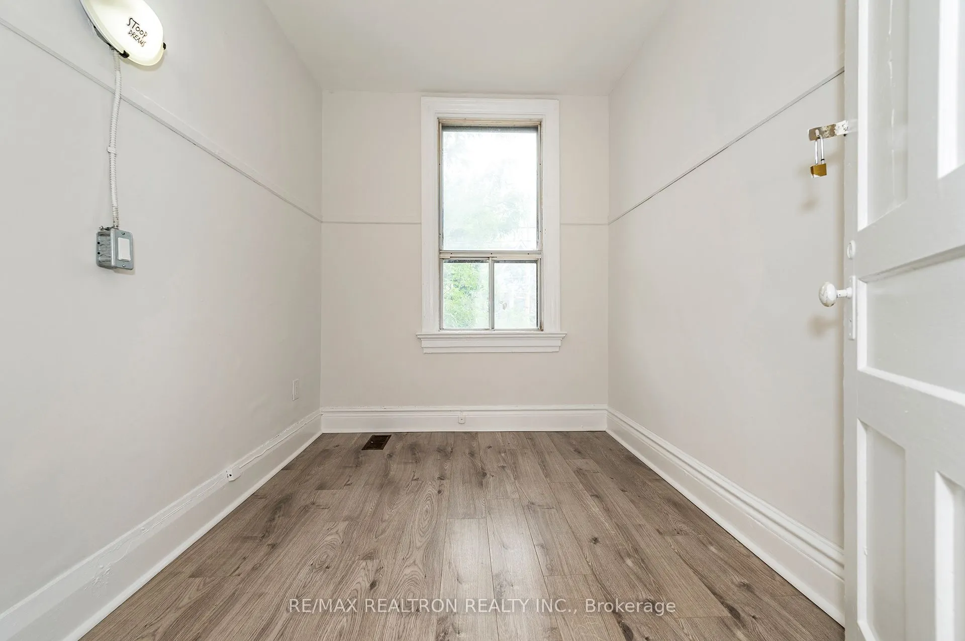 1000 Dundas Street W