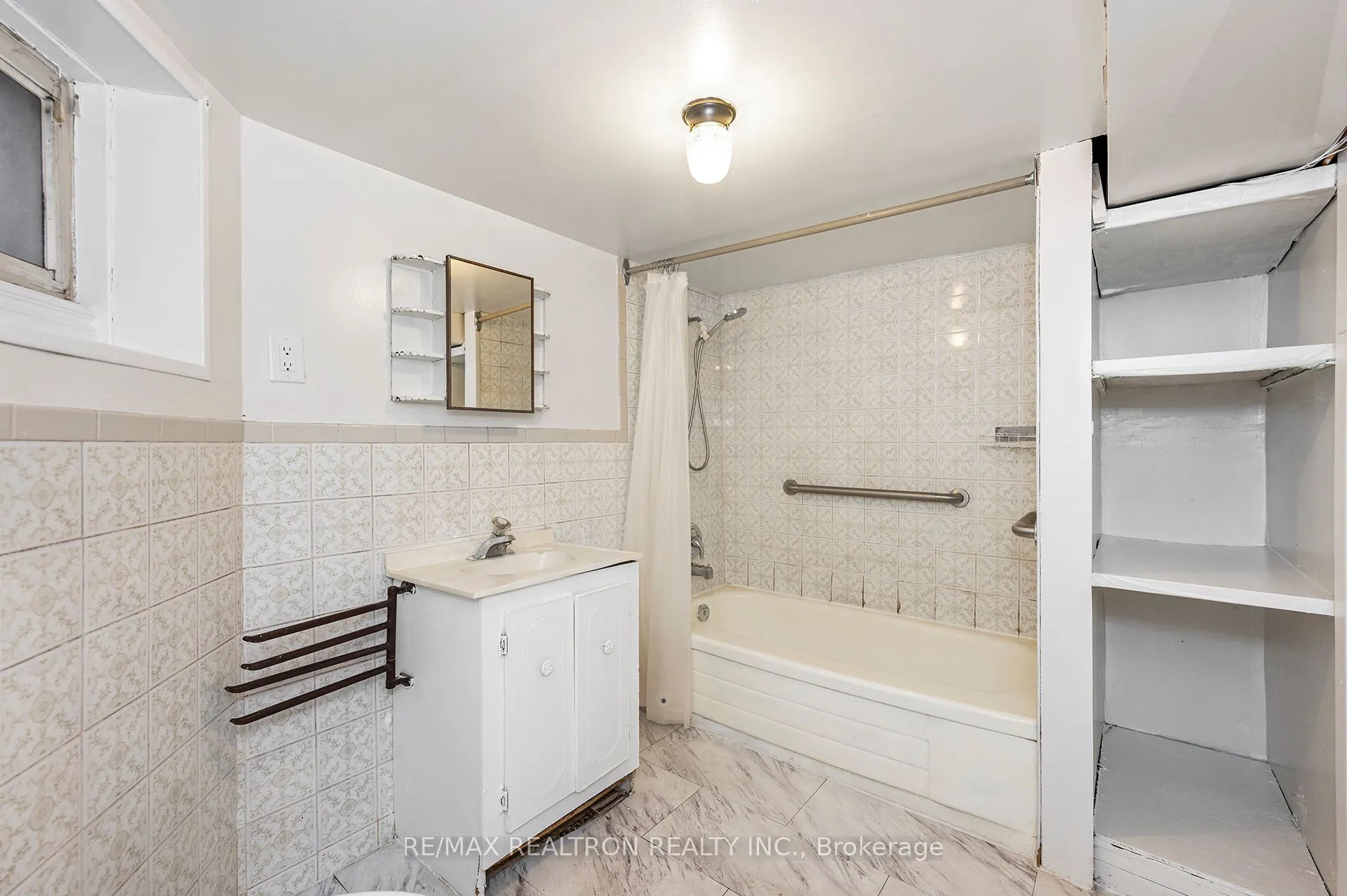 1000 Dundas Street W