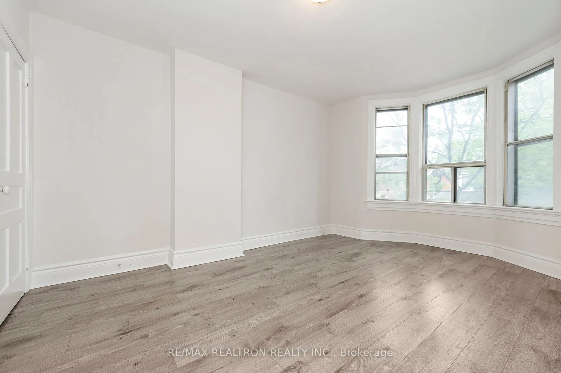 1000 Dundas Street W