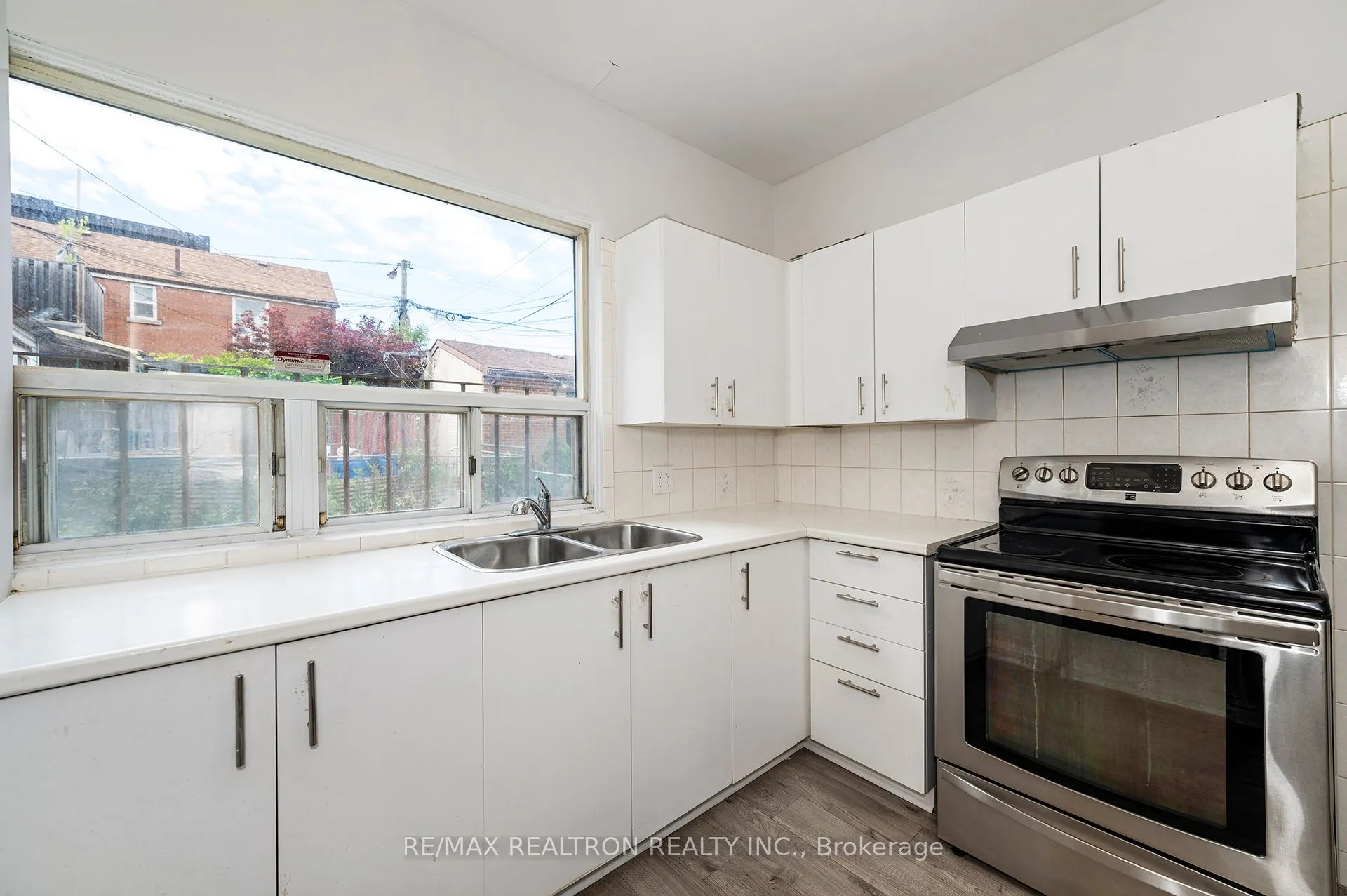 1000 Dundas Street W
