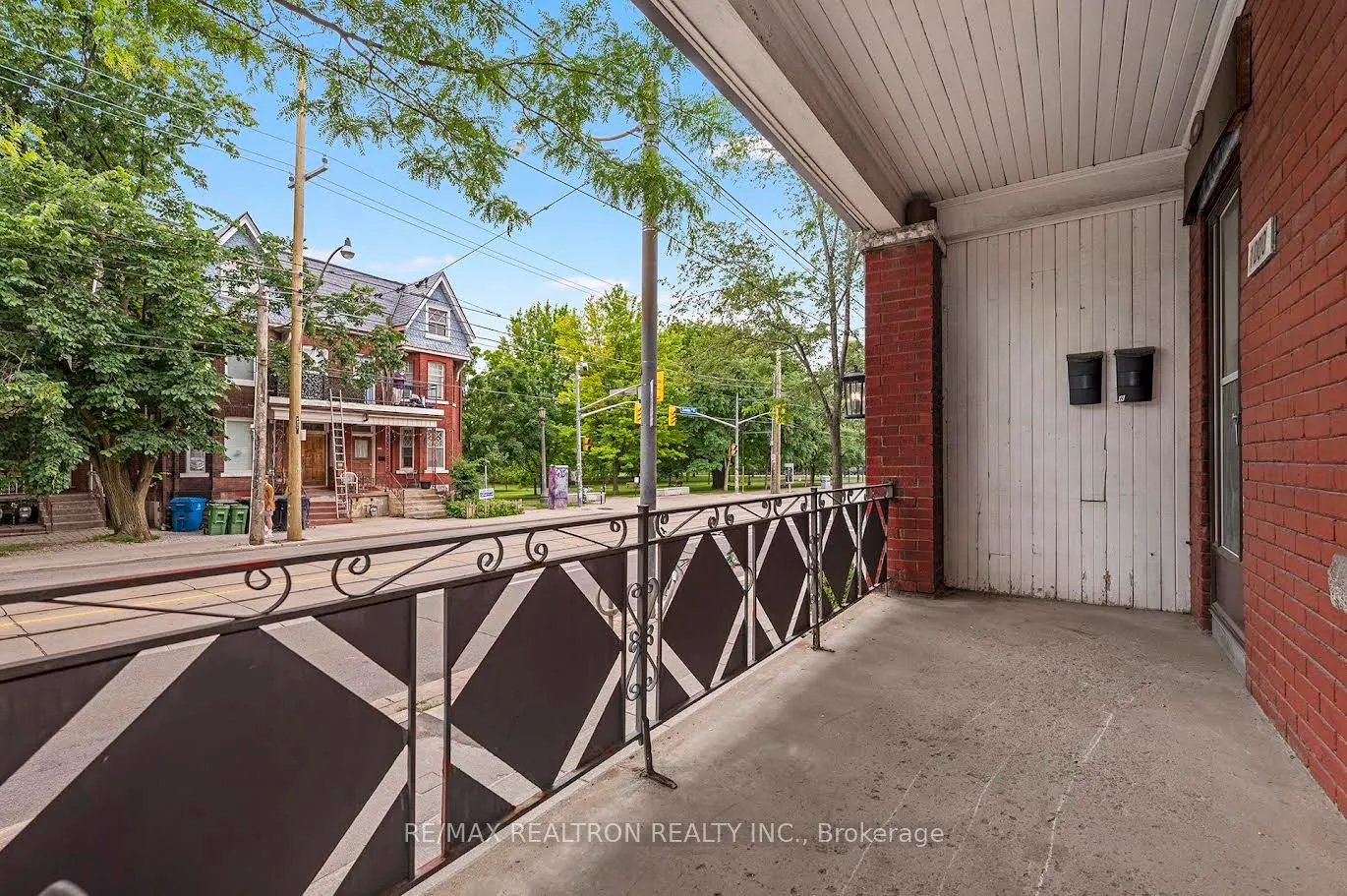 1000 Dundas Street W