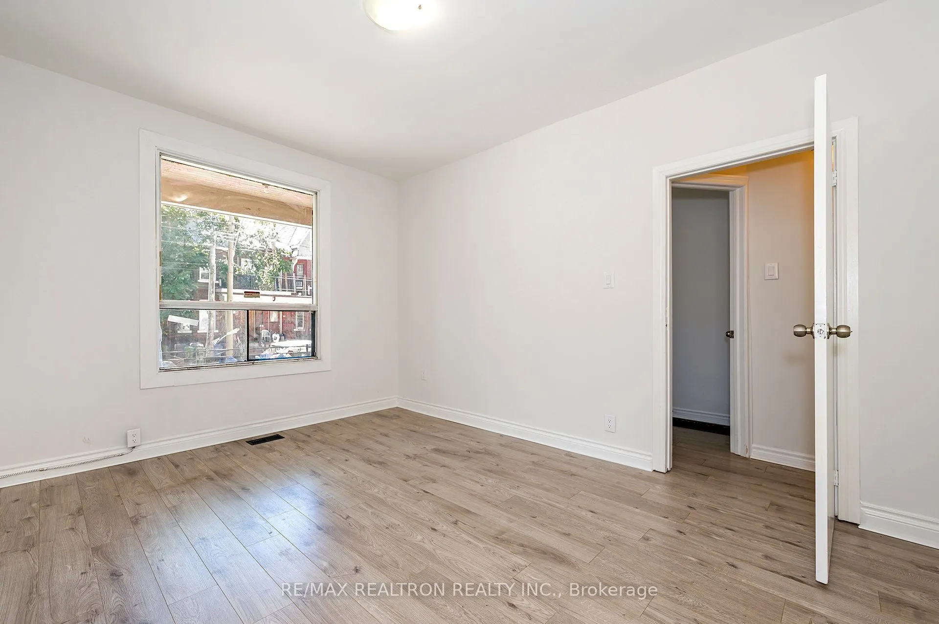 1000 Dundas Street W