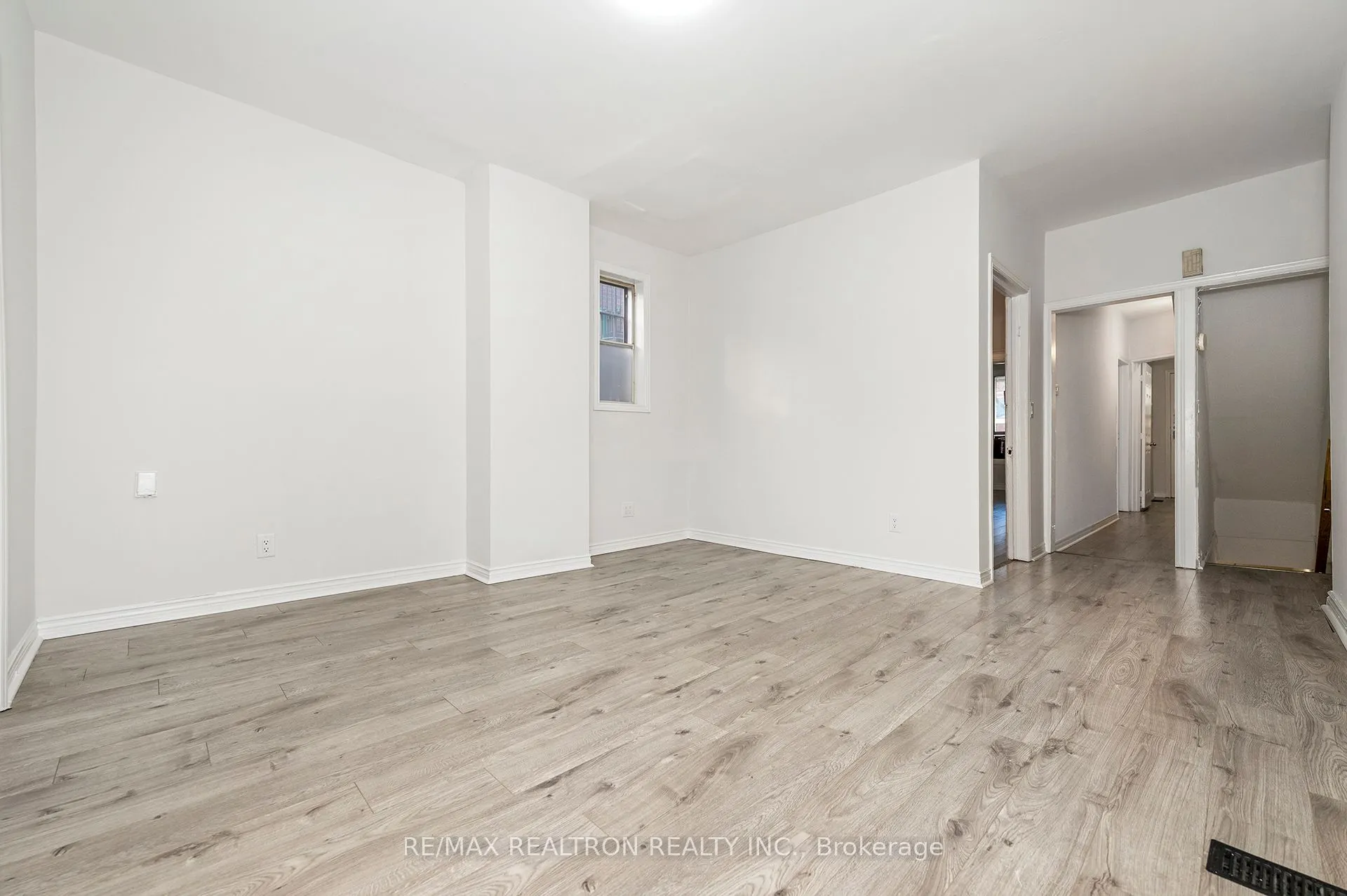 1000 Dundas Street W