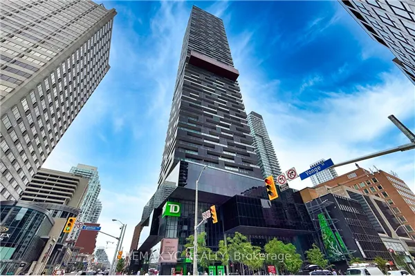 8 Eglinton Avenue E