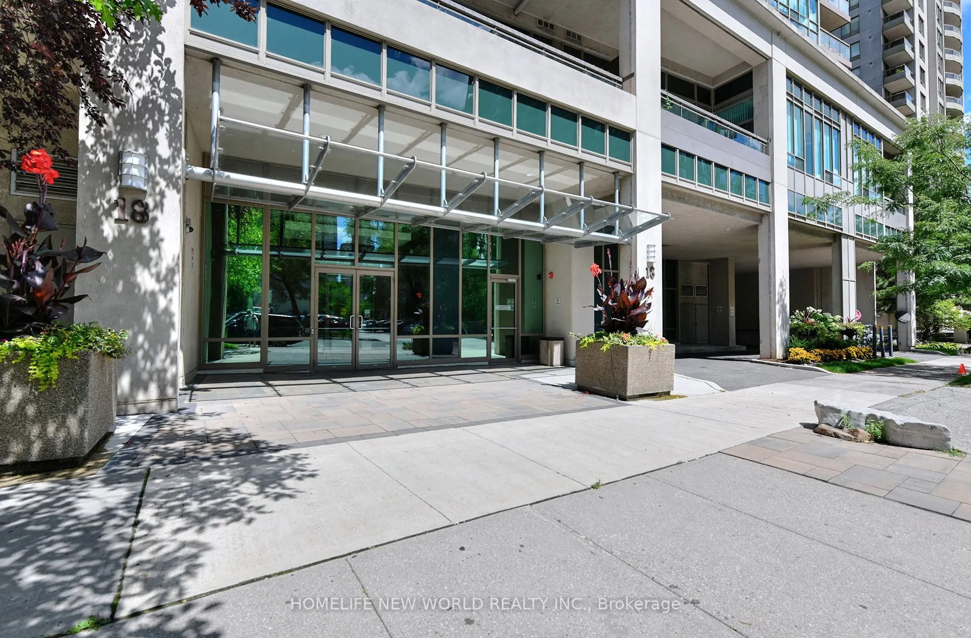 18 Parkview Avenue #811