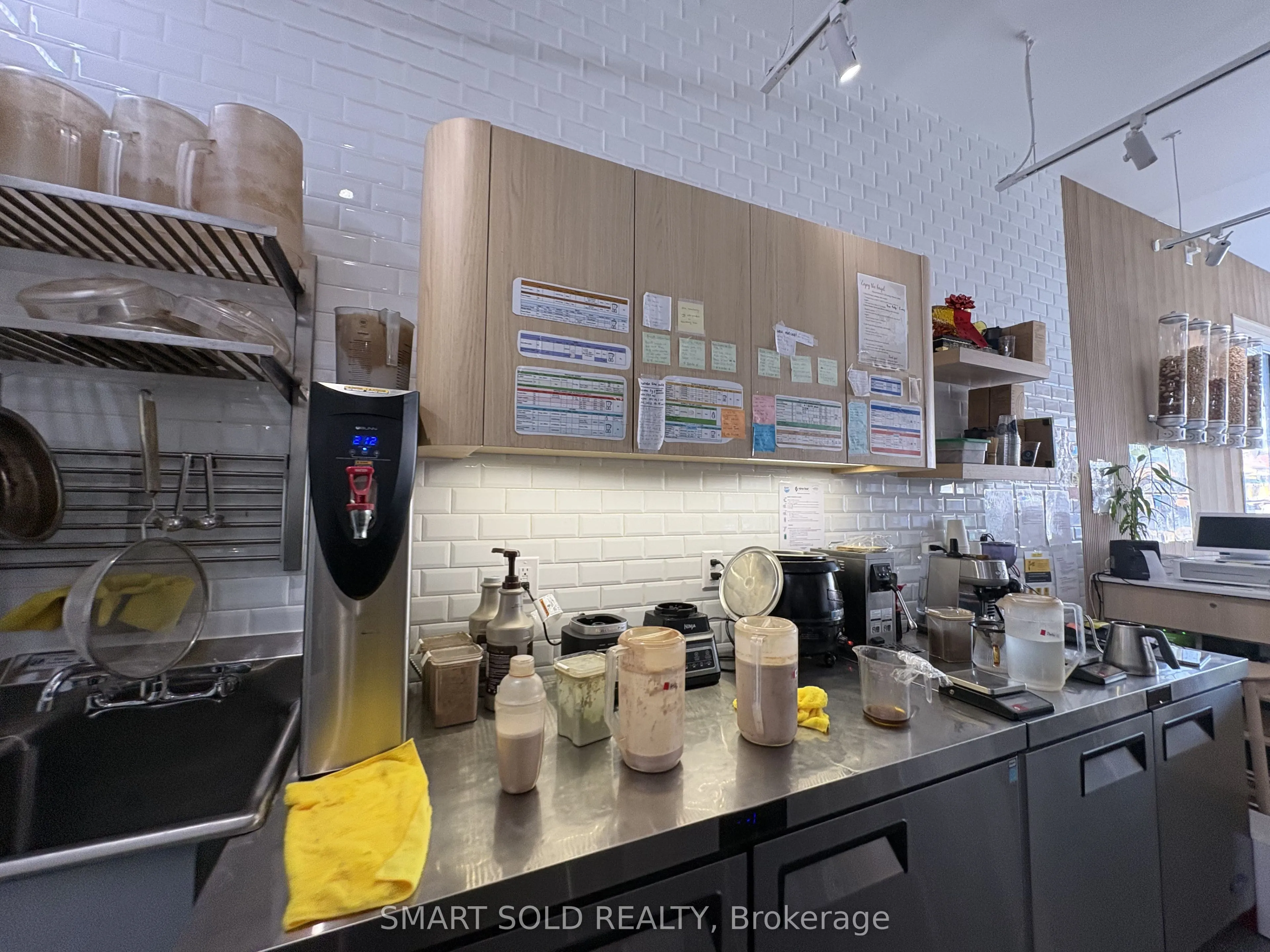 637 Bloor Street W