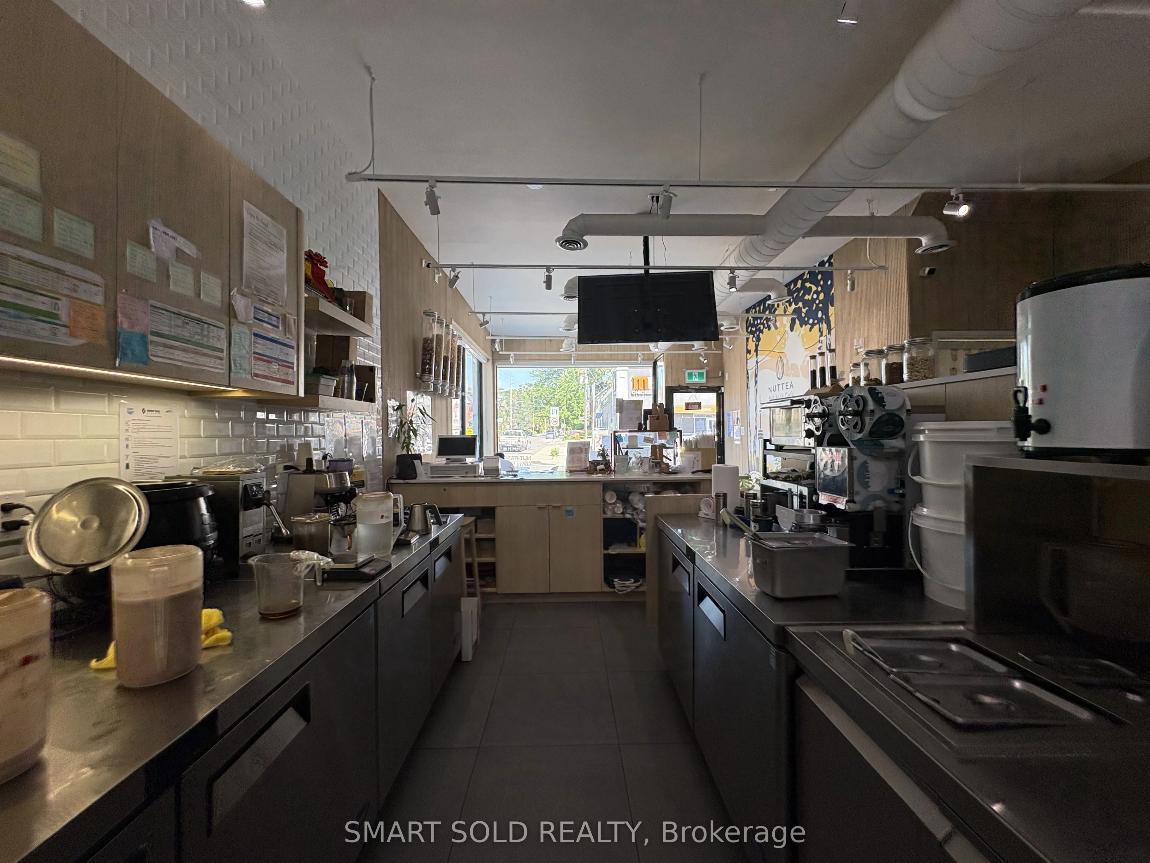 637 Bloor Street W