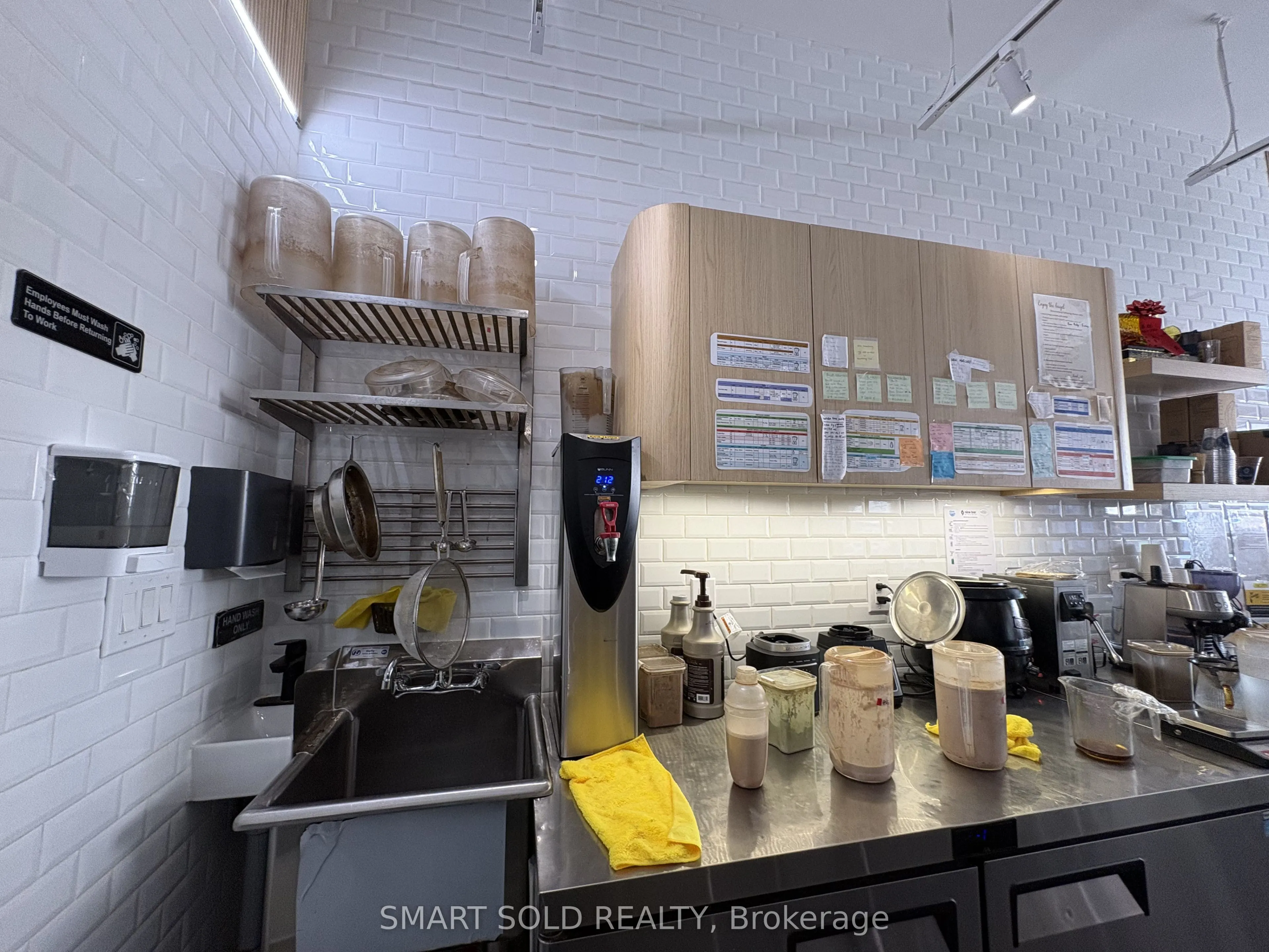 637 Bloor Street W