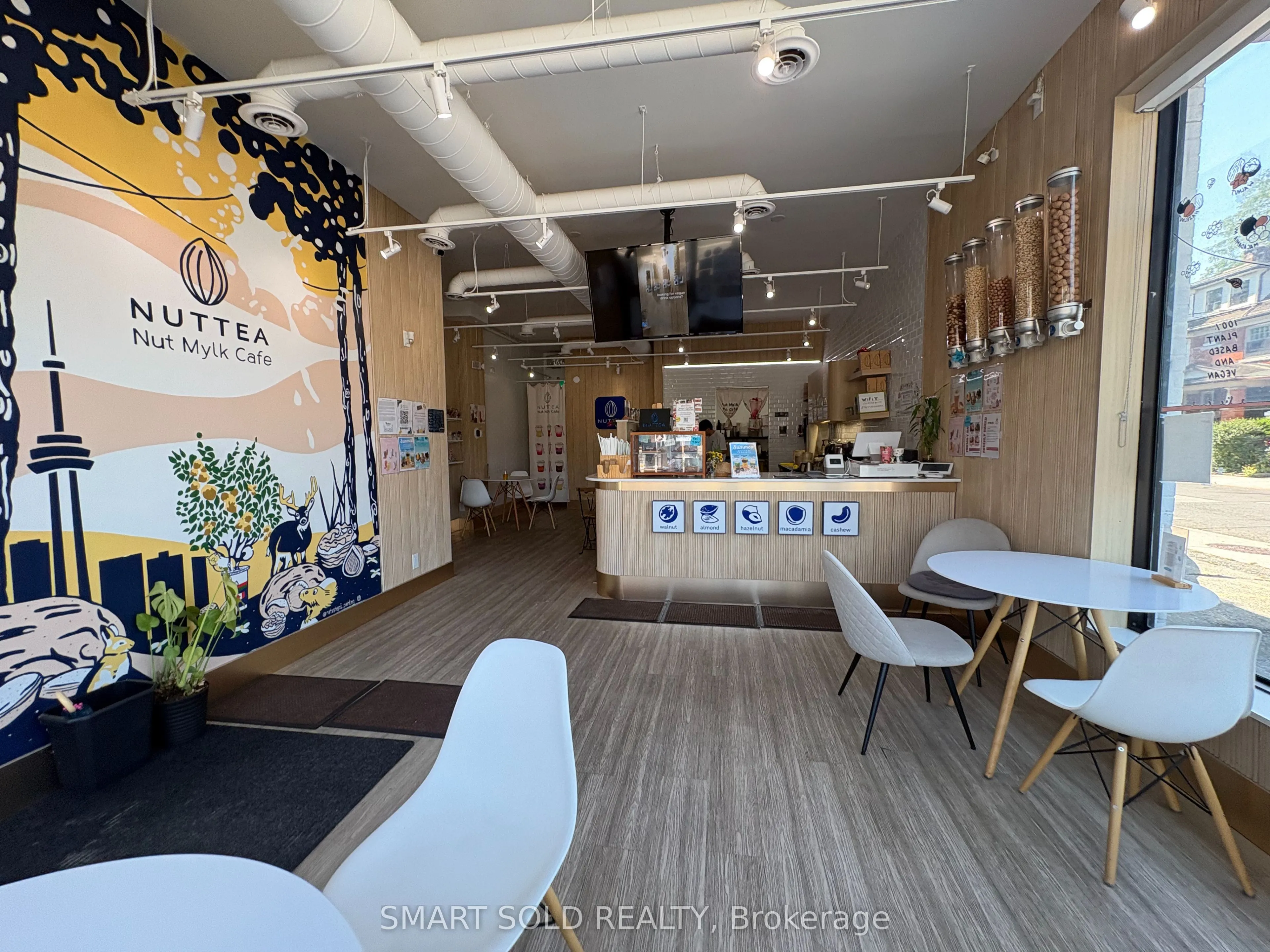 637 Bloor Street W