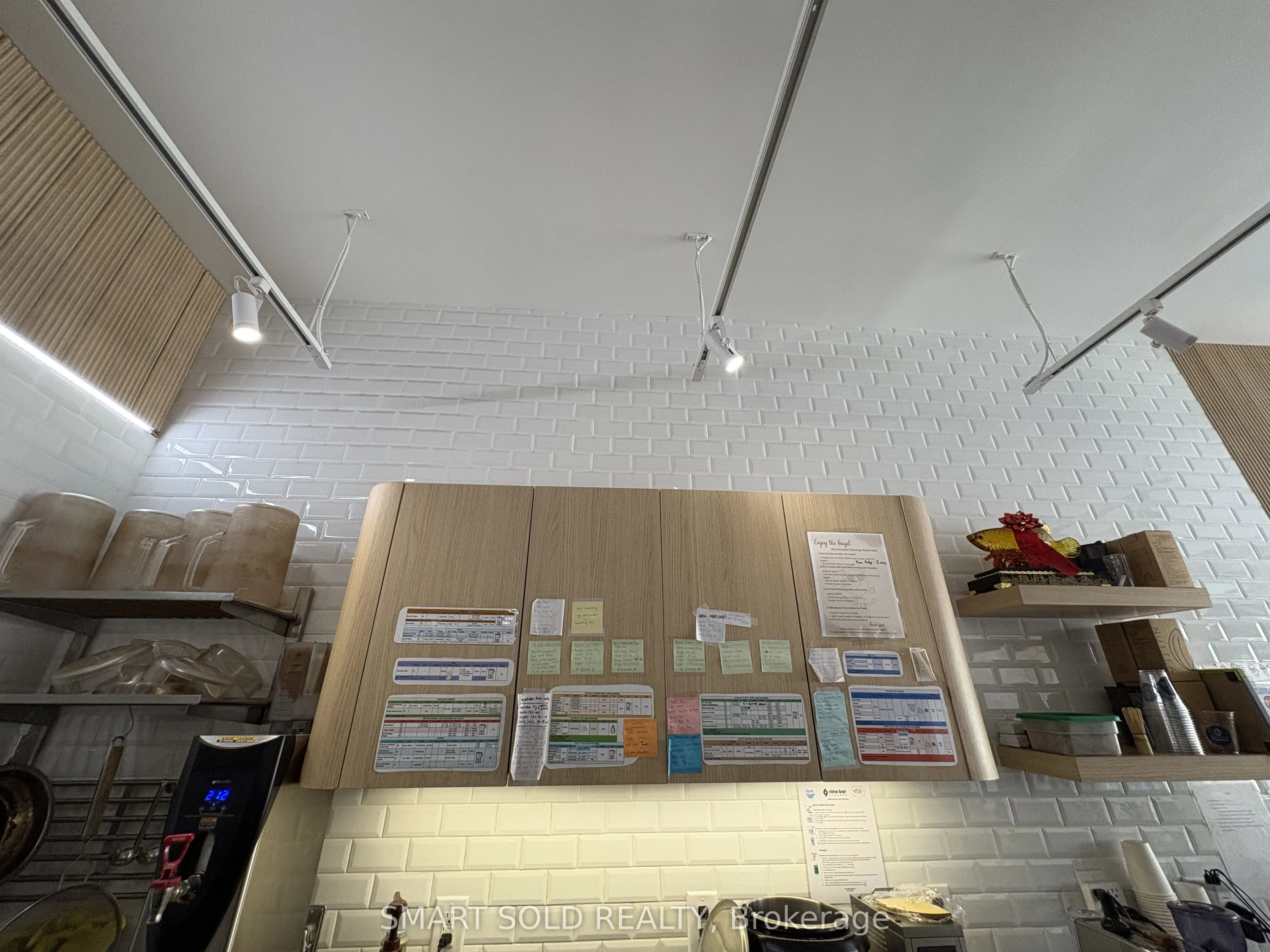 637 Bloor Street W