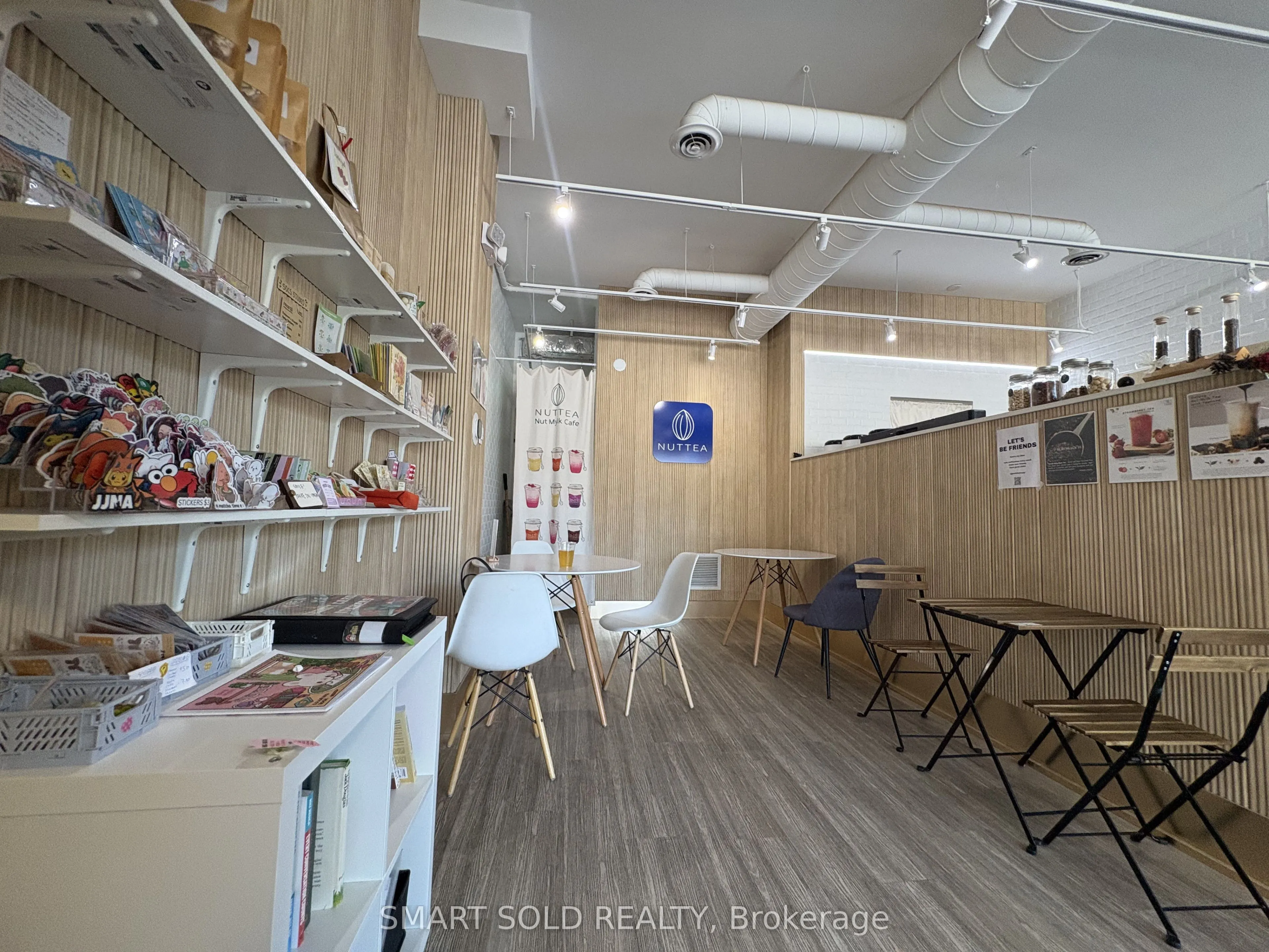 637 Bloor Street W