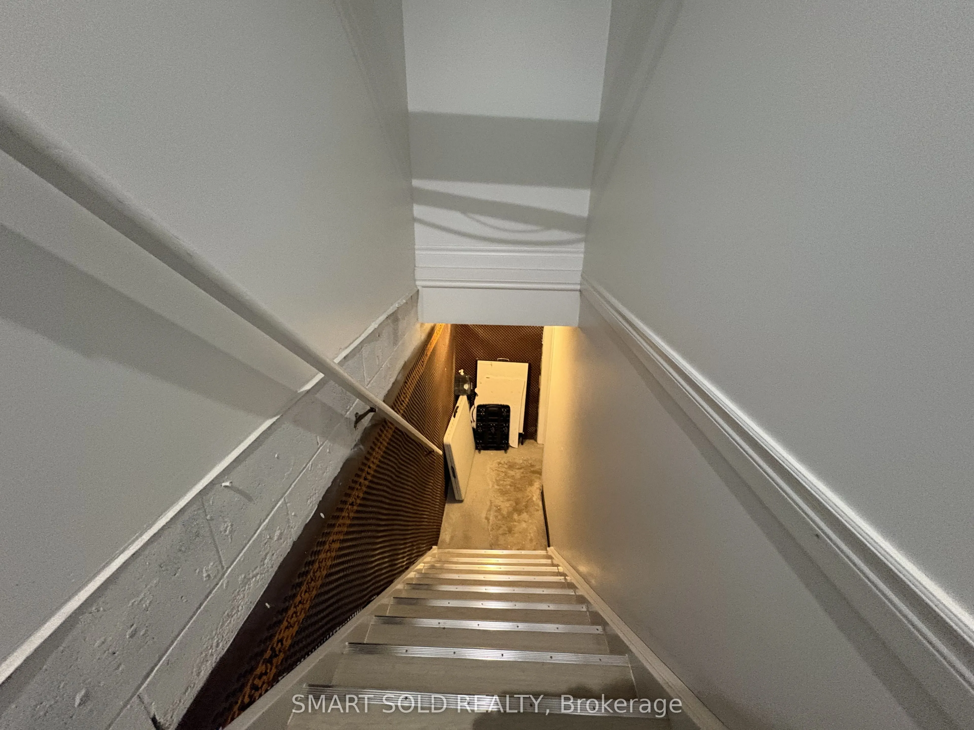 637 Bloor Street W