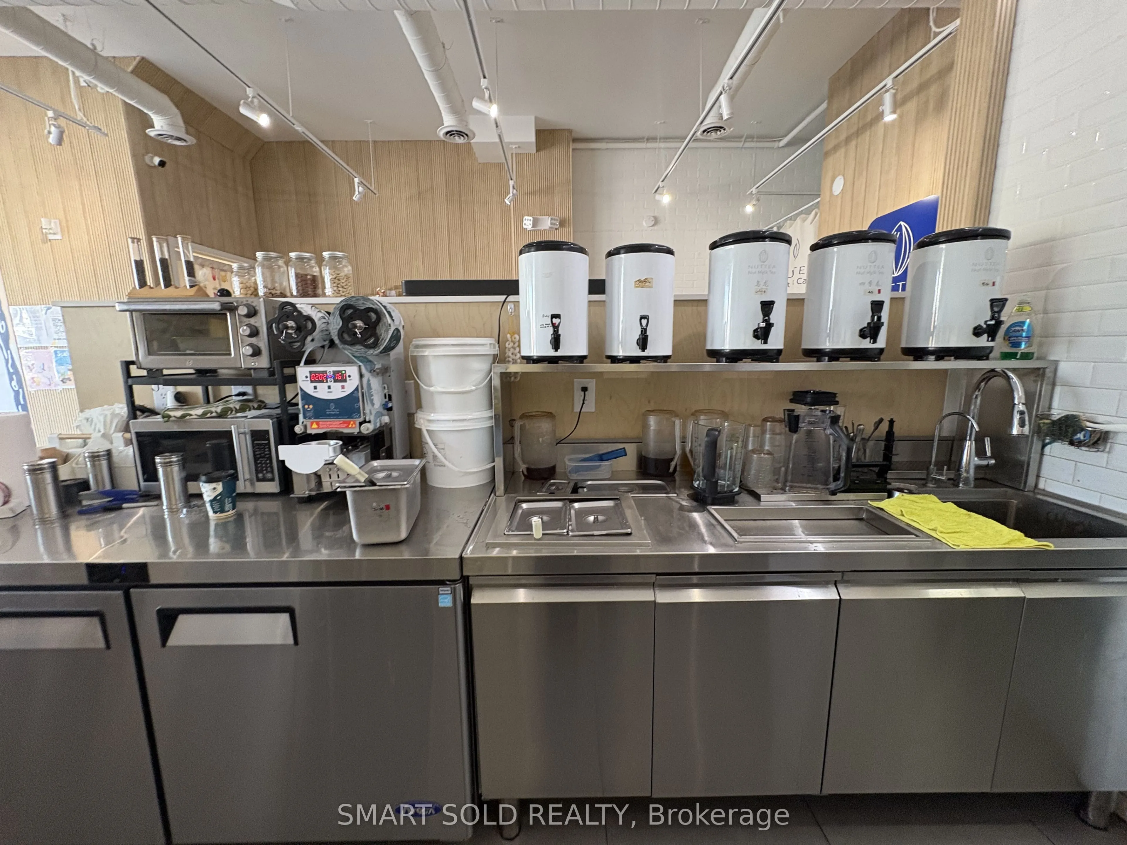 637 Bloor Street W