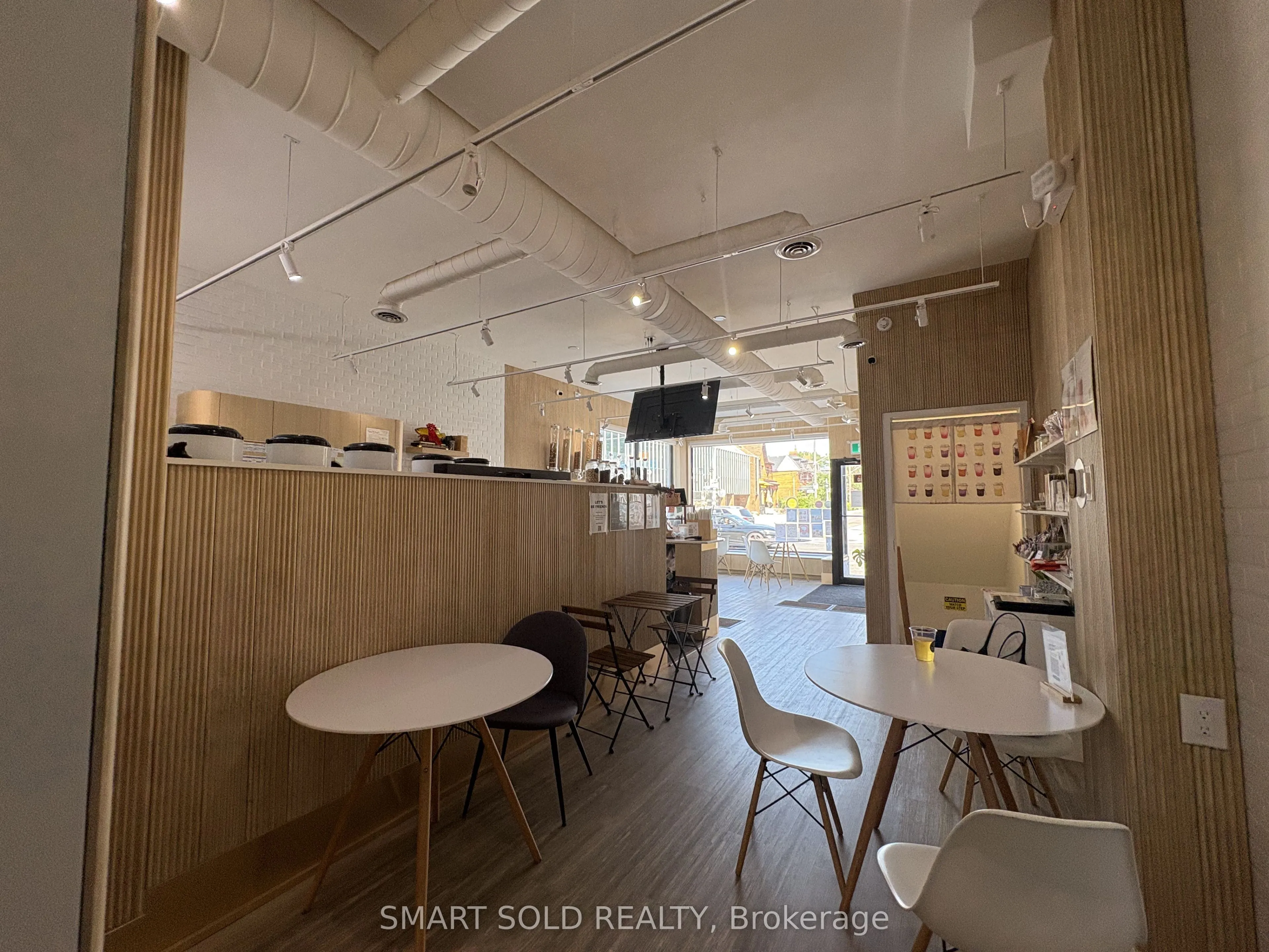 637 Bloor Street W
