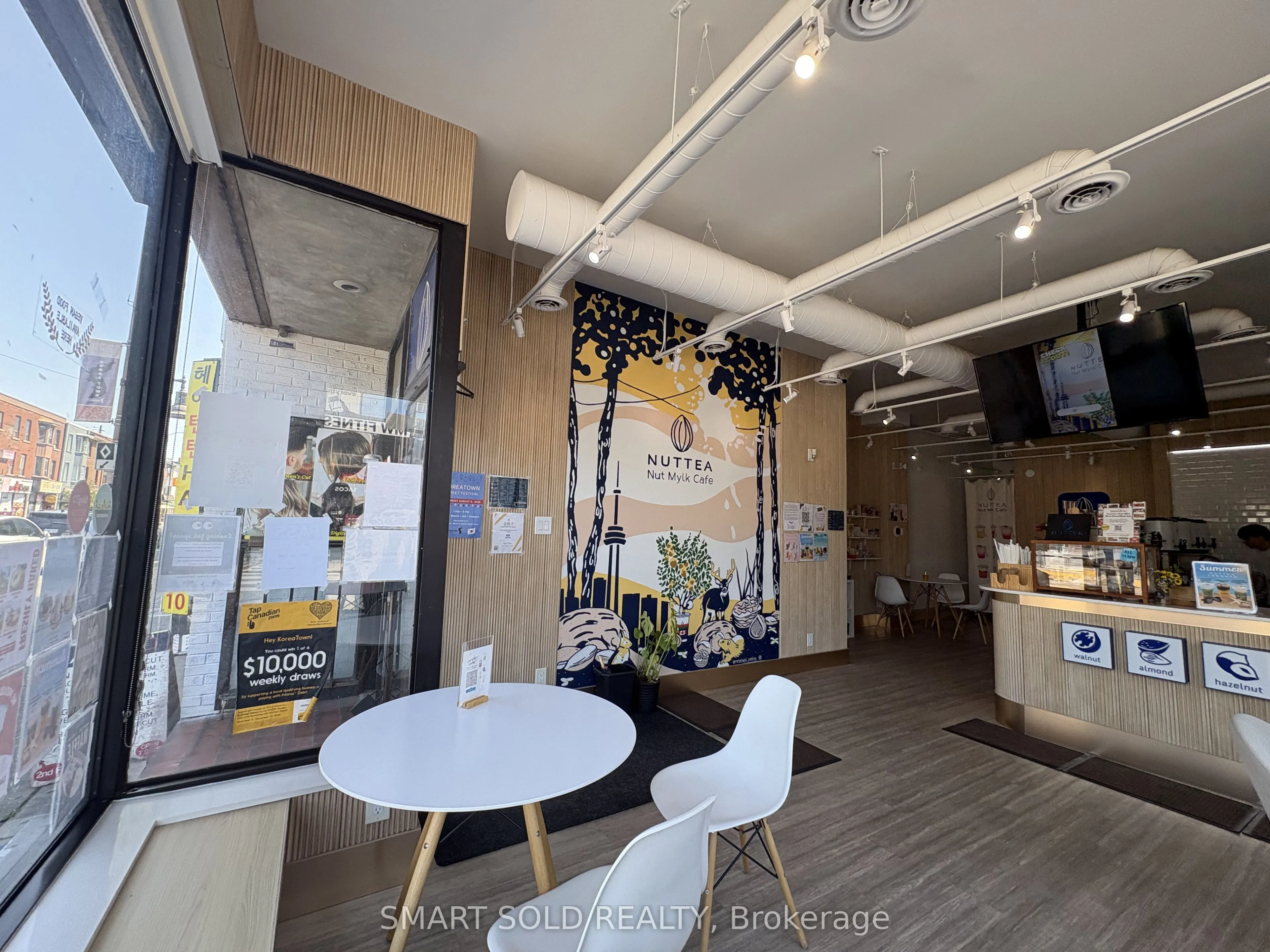 637 Bloor Street W