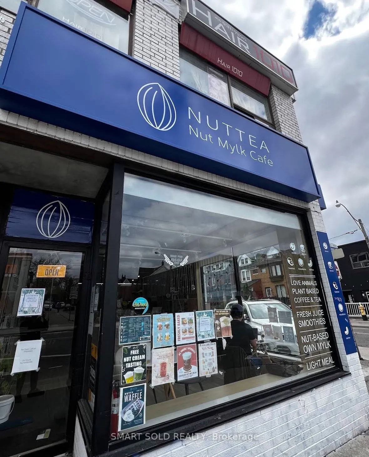 637 Bloor Street W