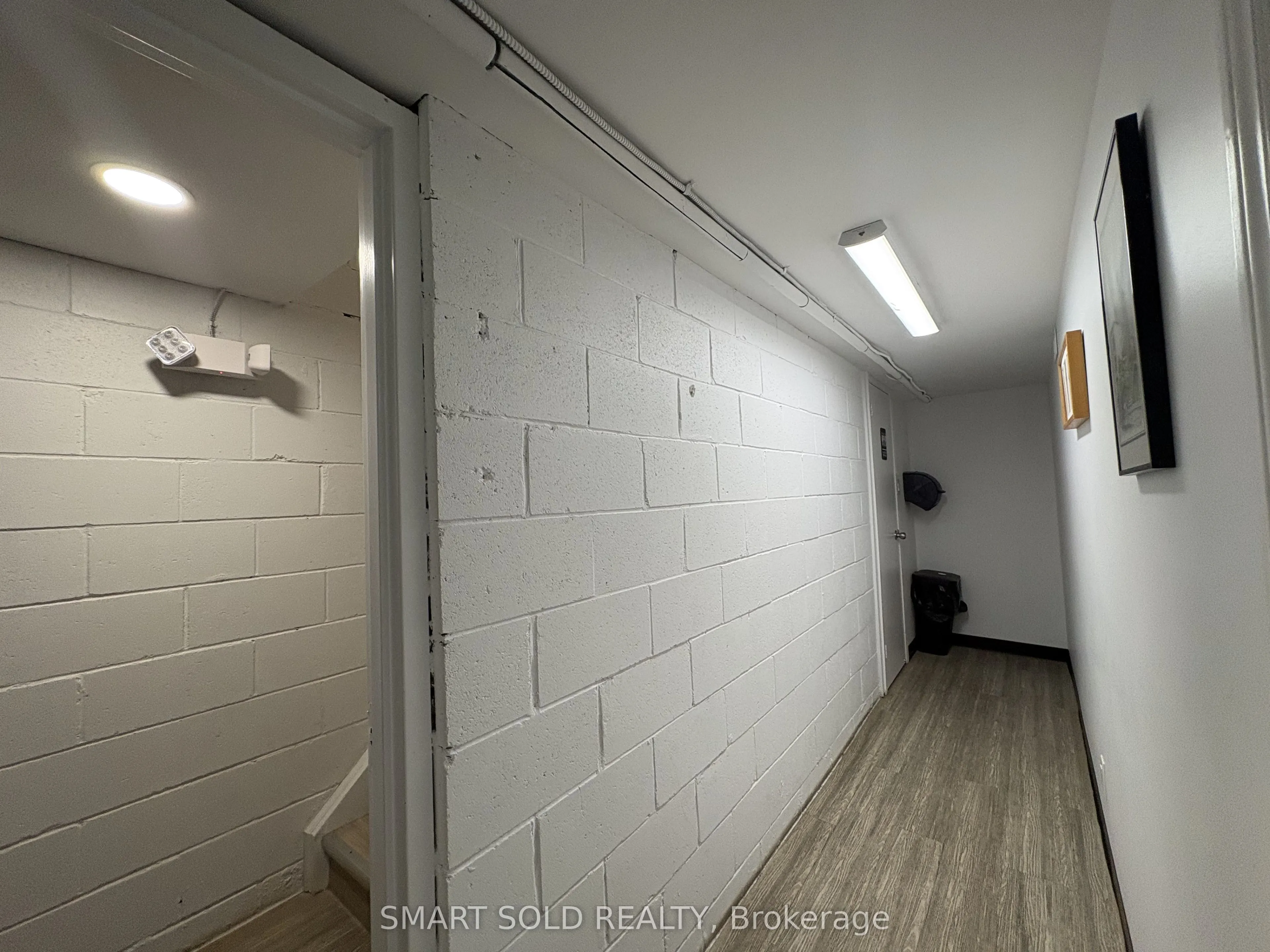 637 Bloor Street W