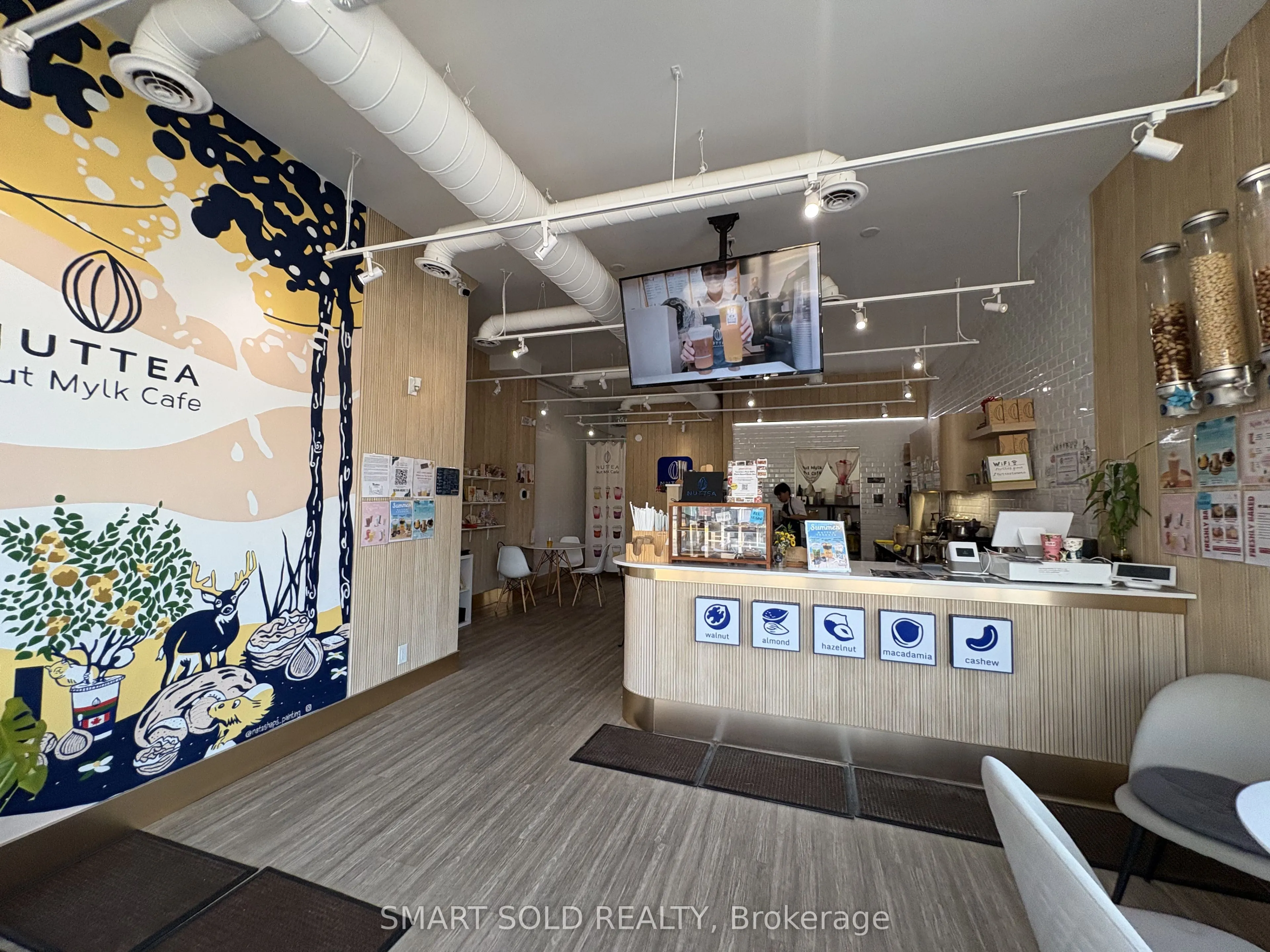 637 Bloor Street W