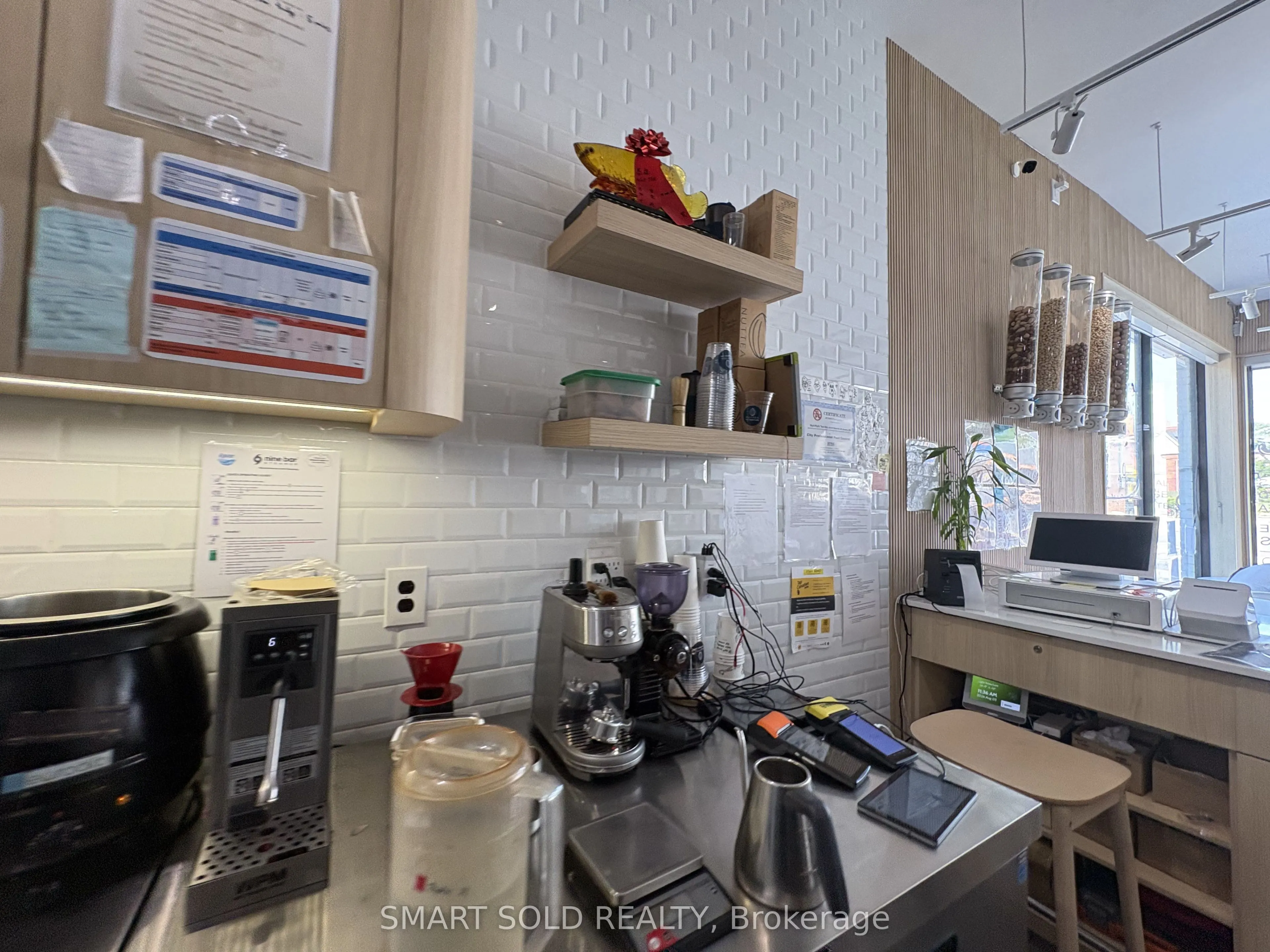 637 Bloor Street W