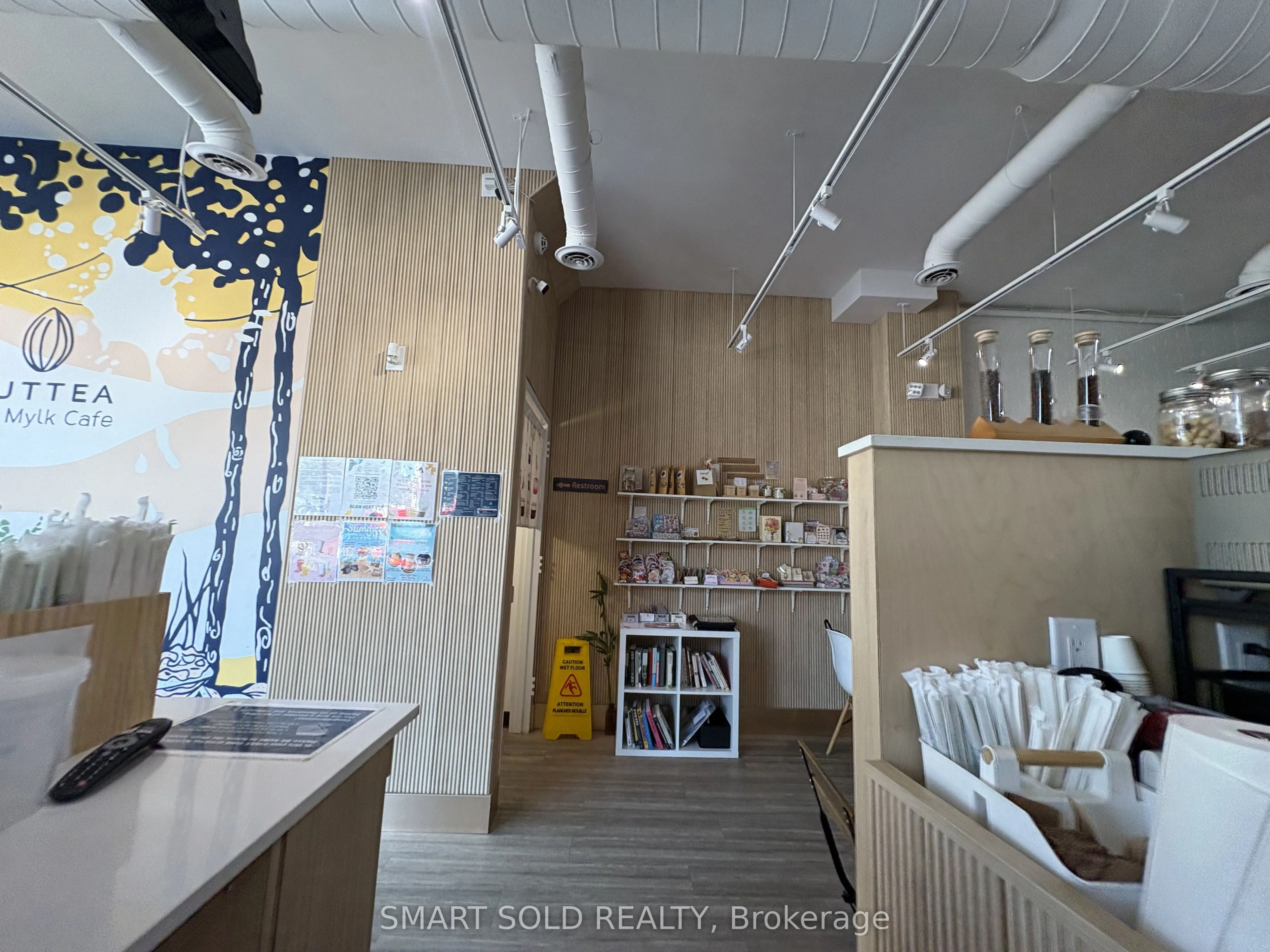 637 Bloor Street W
