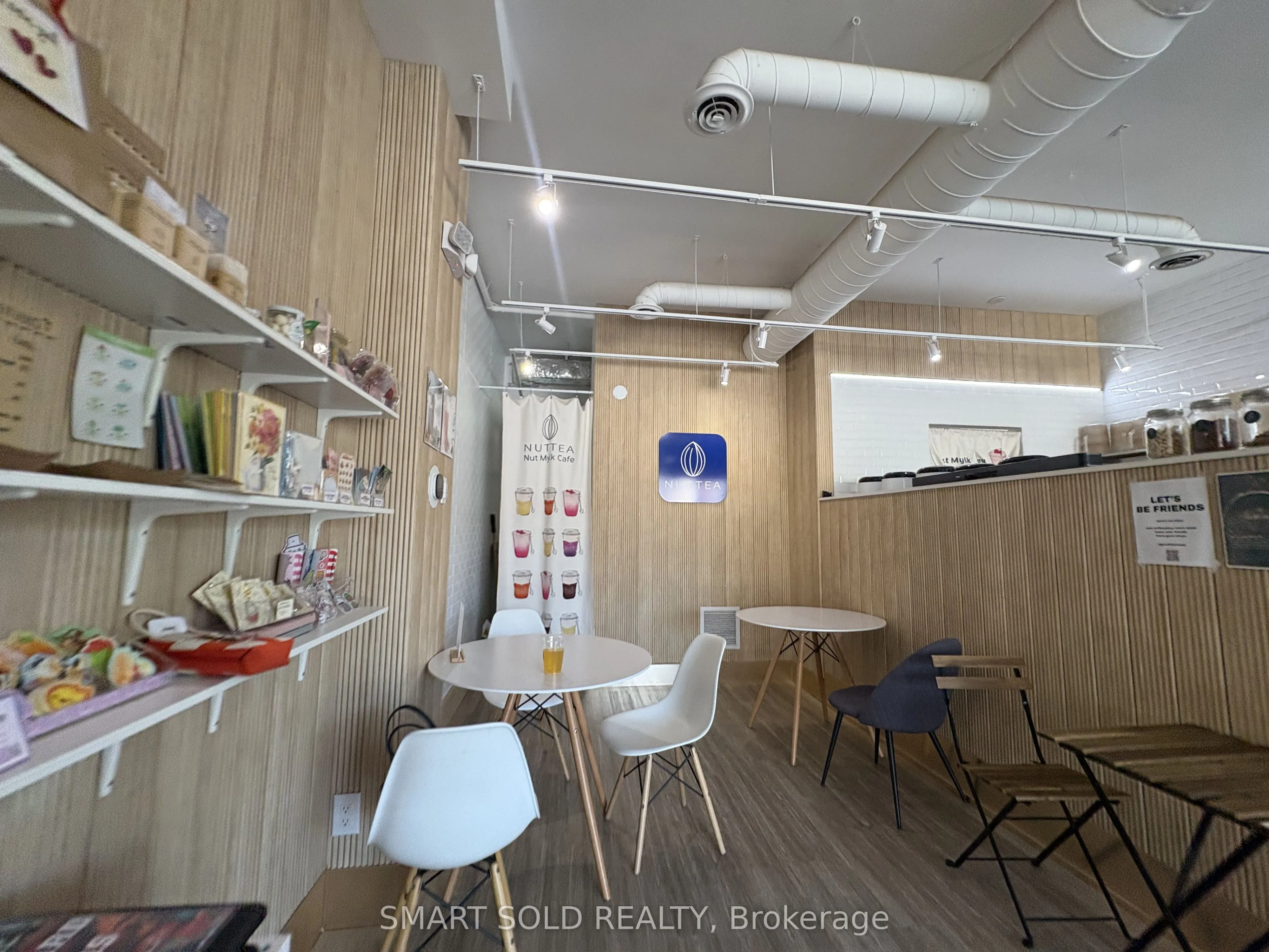 637 Bloor Street W