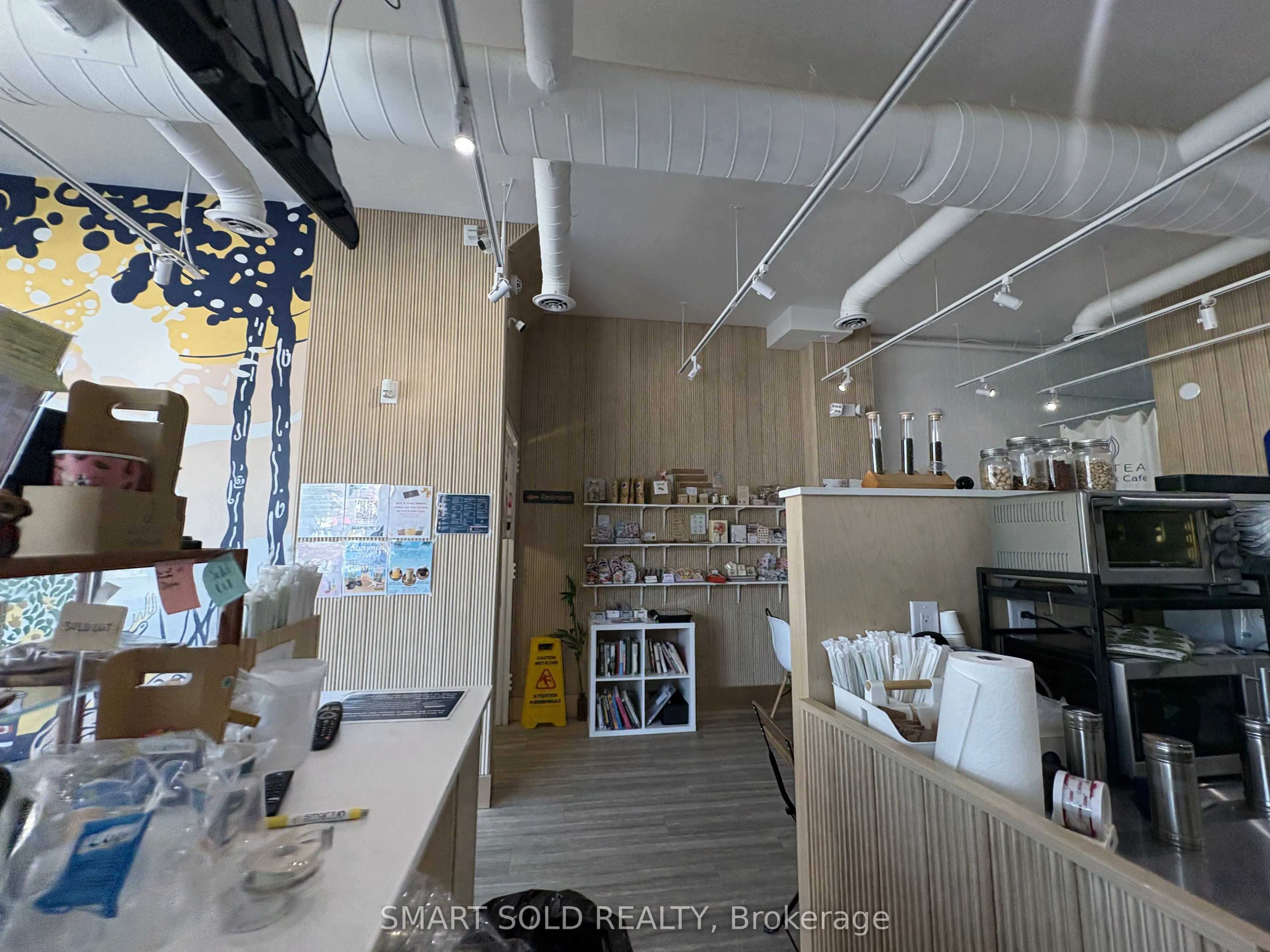 637 Bloor Street W