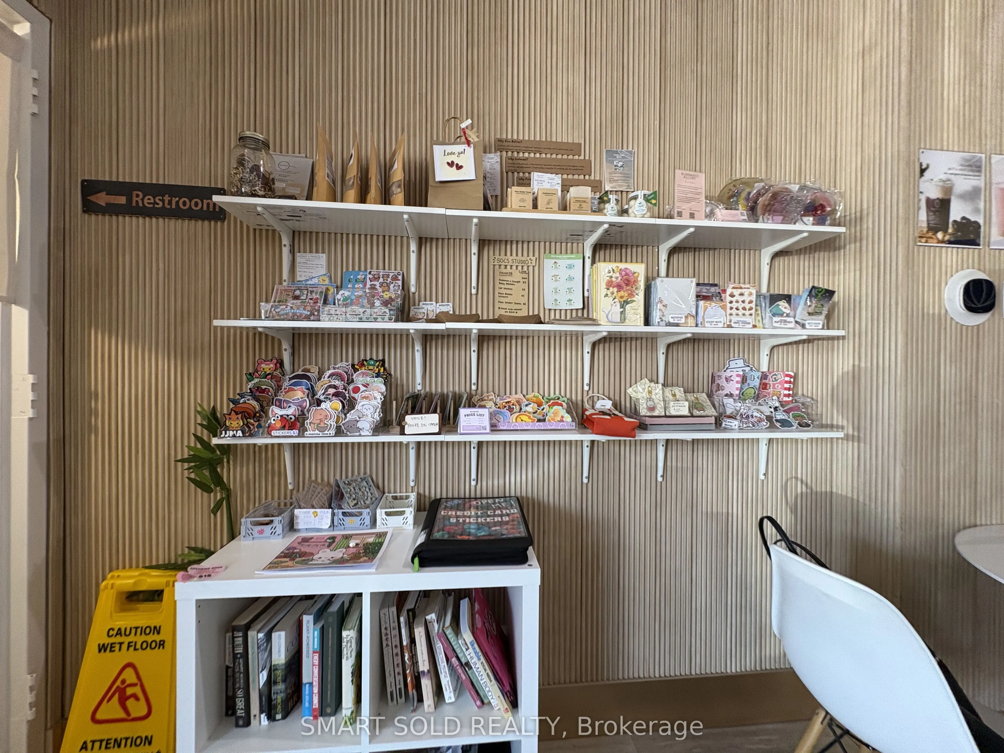 637 Bloor Street W