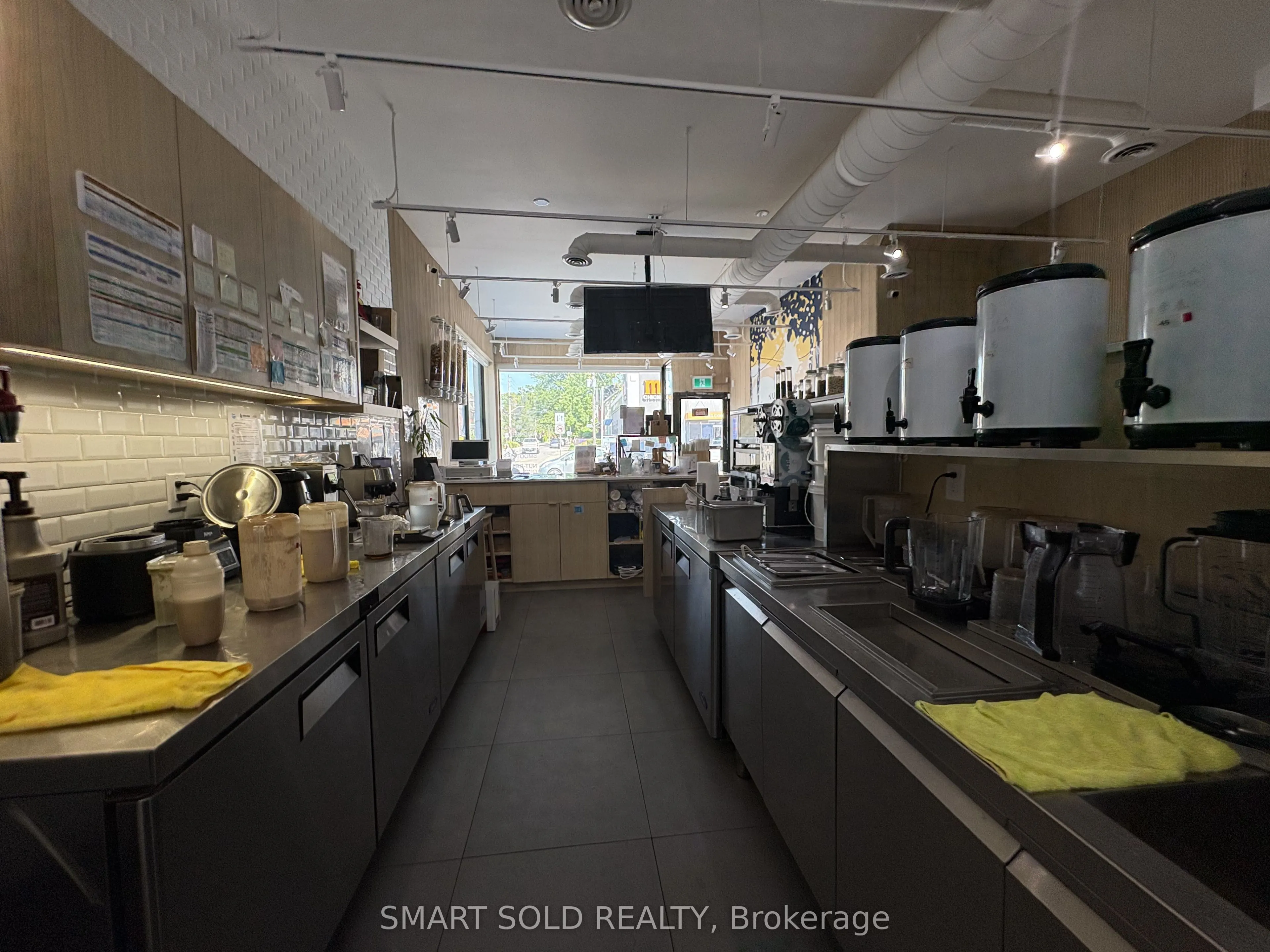 637 Bloor Street W