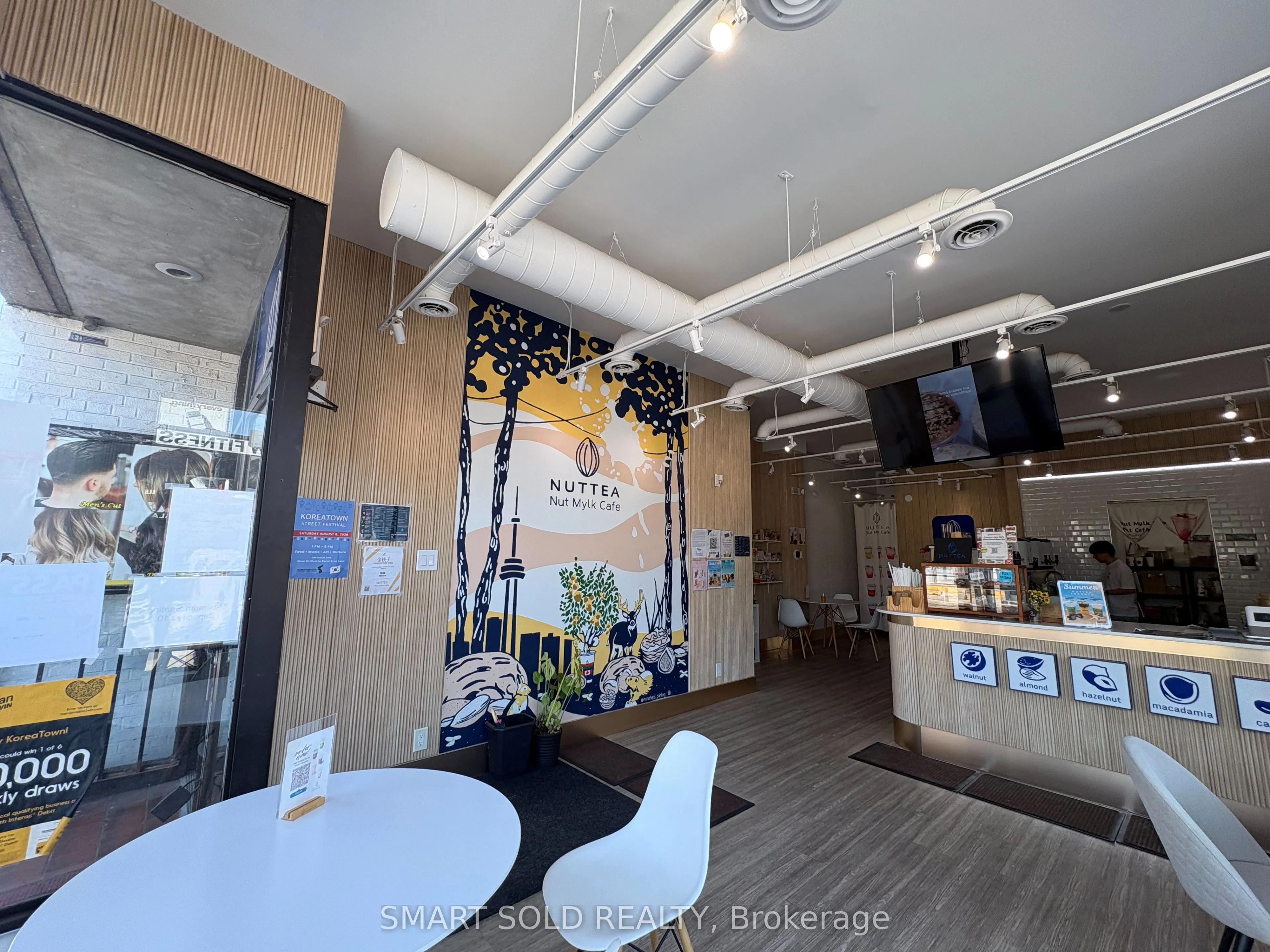 637 Bloor Street W