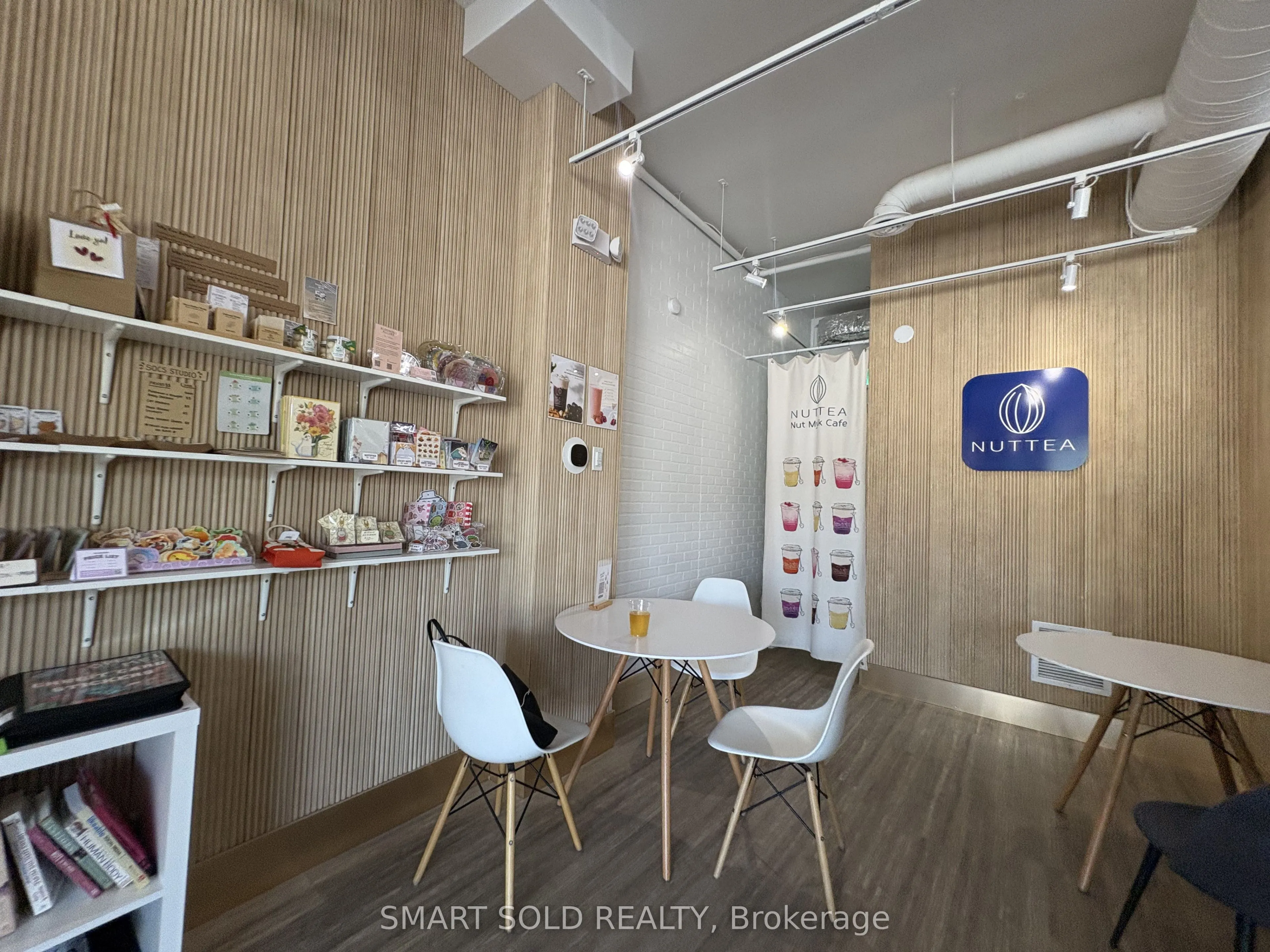 637 Bloor Street W