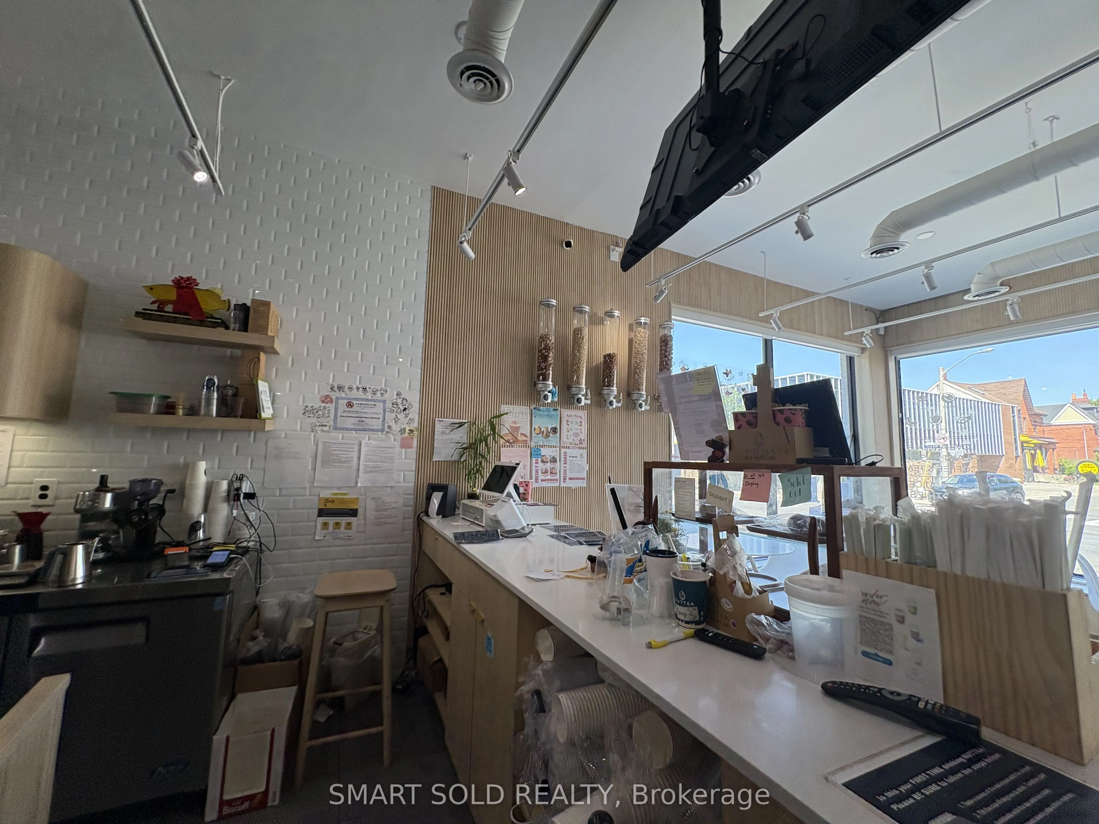 637 Bloor Street W