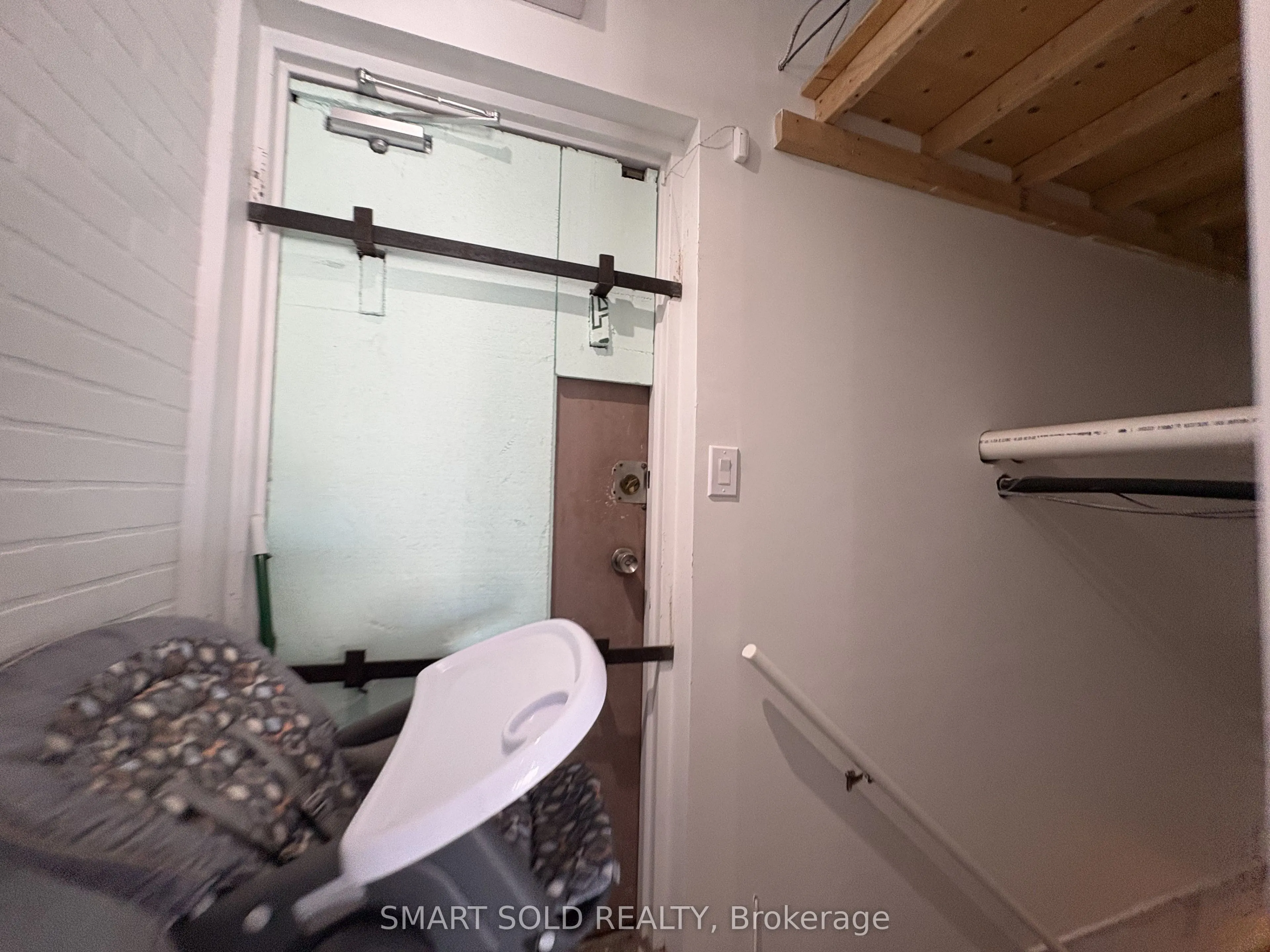 637 Bloor Street W