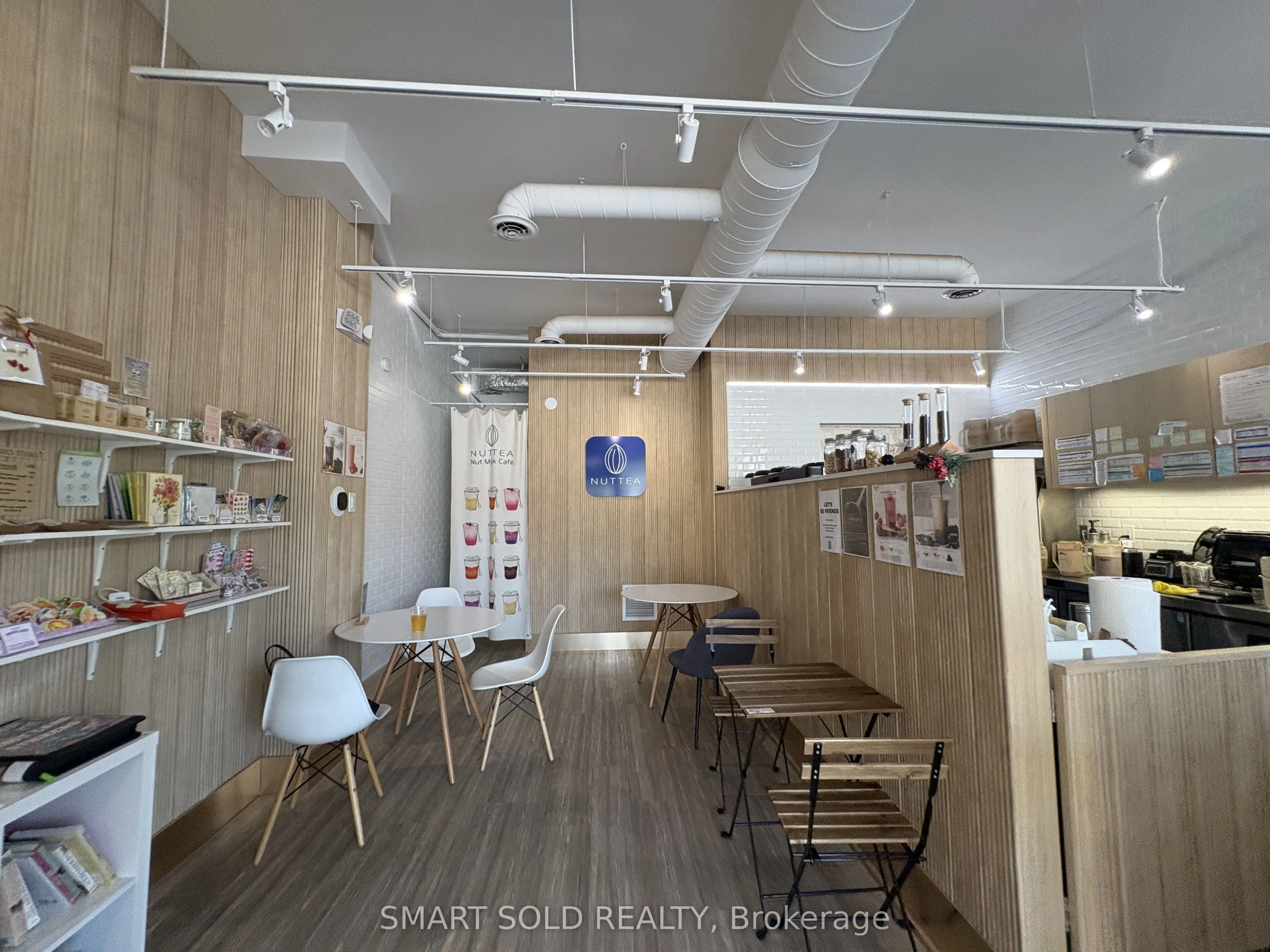 637 Bloor Street W