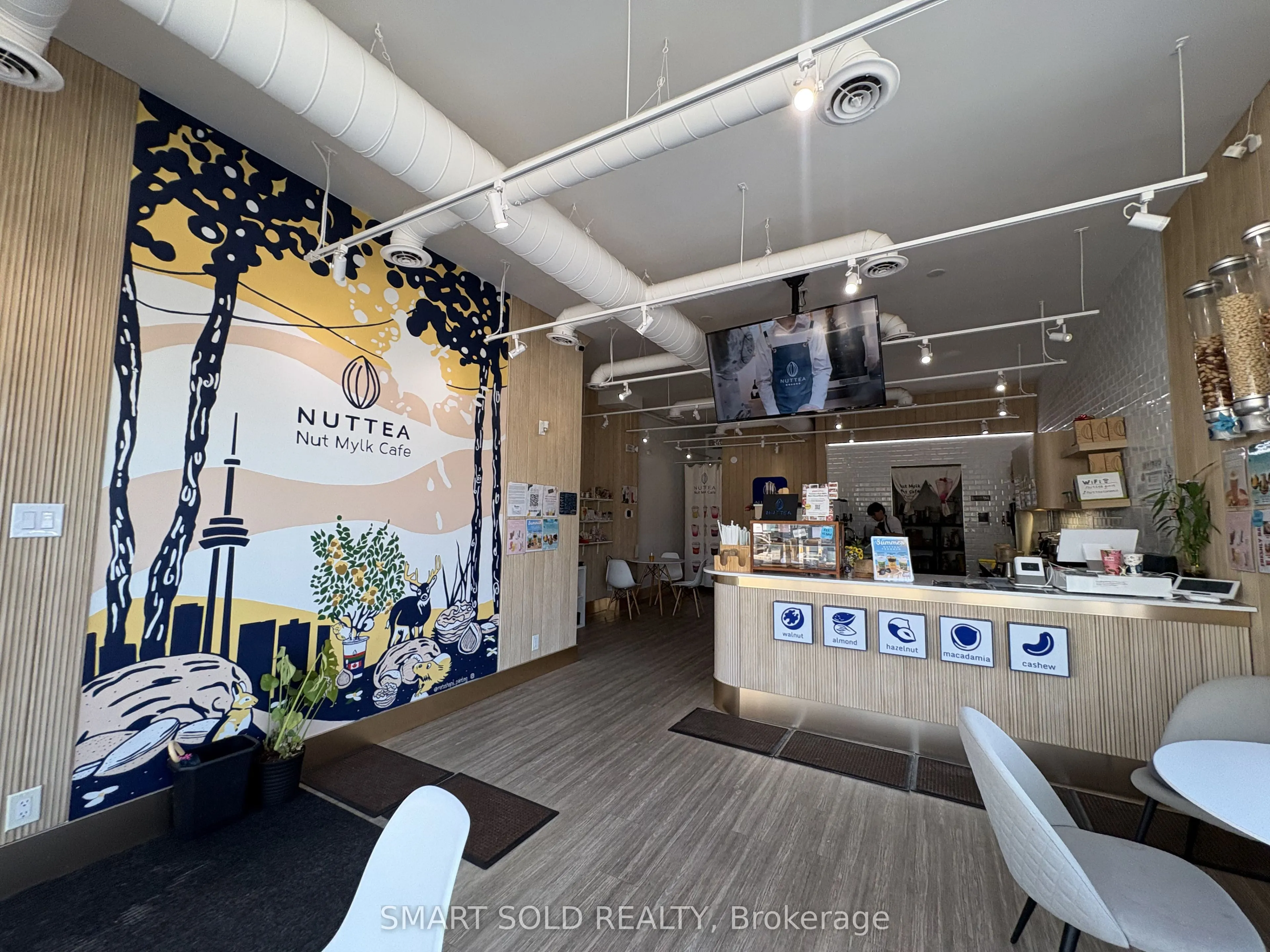 637 Bloor Street W